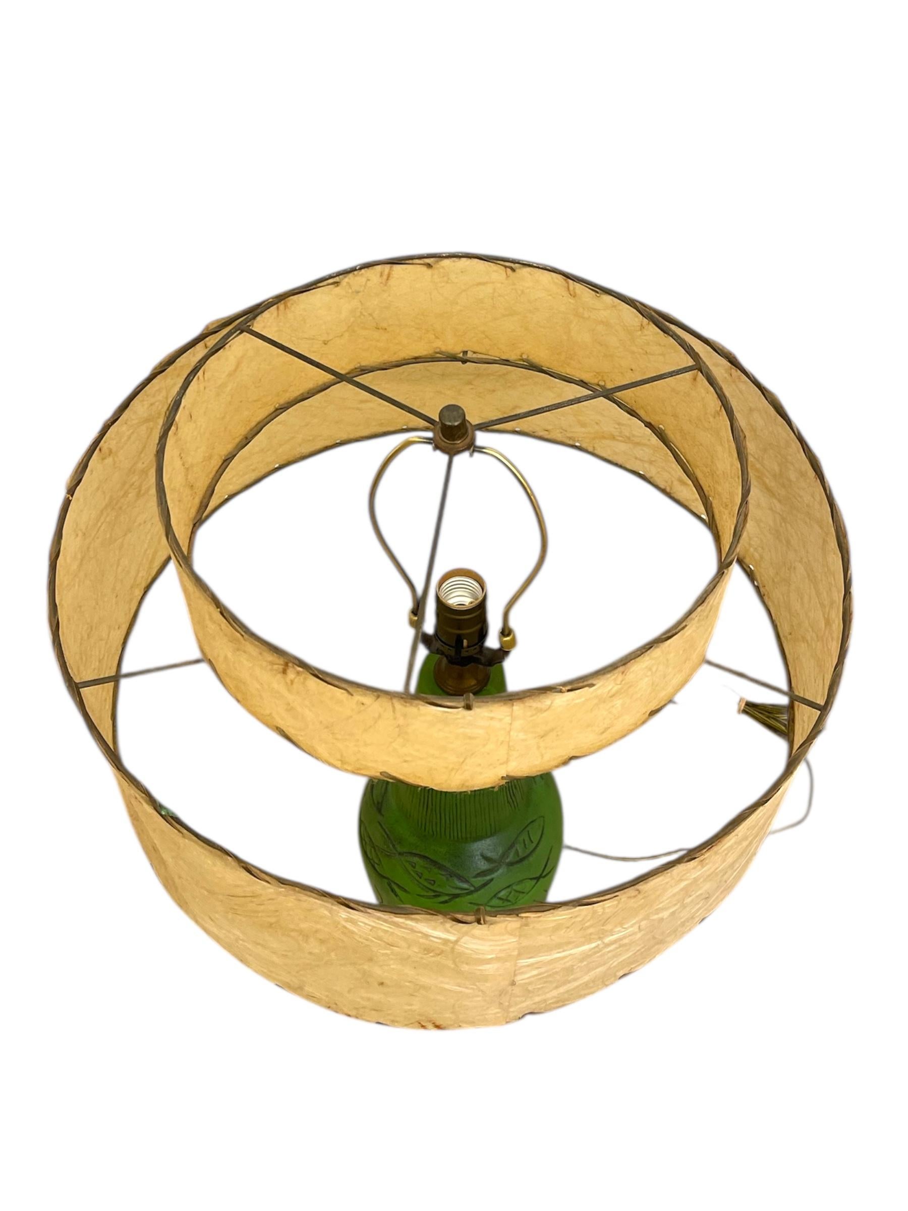 Ceramica Lampada da tavolo in ceramica verde vintage degli anni '50 con paralume a doppio tamburo in fibra di vetro in vendita