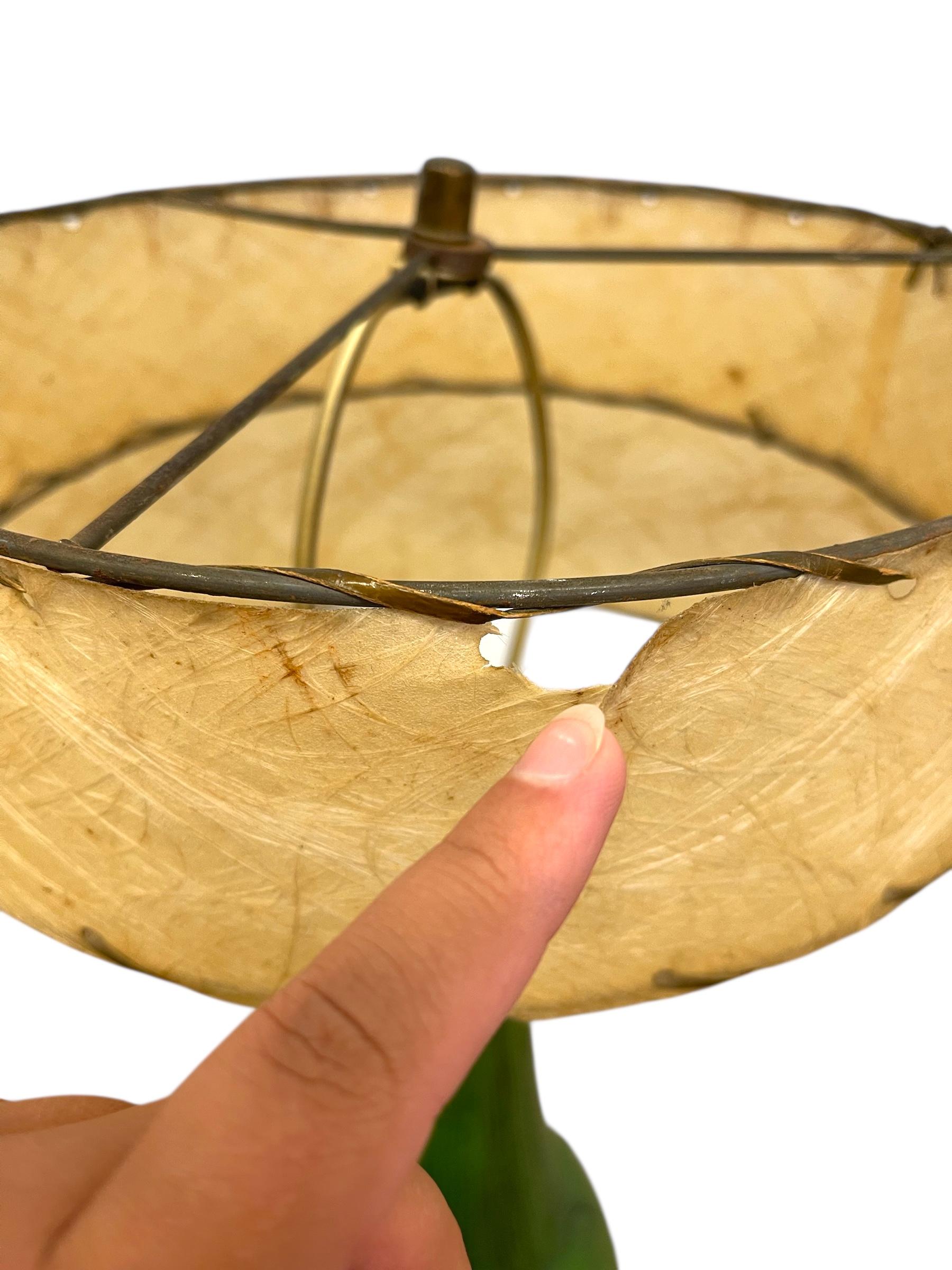 Lampada da tavolo in ceramica verde vintage degli anni '50 con paralume a doppio tamburo in fibra di vetro in vendita 1