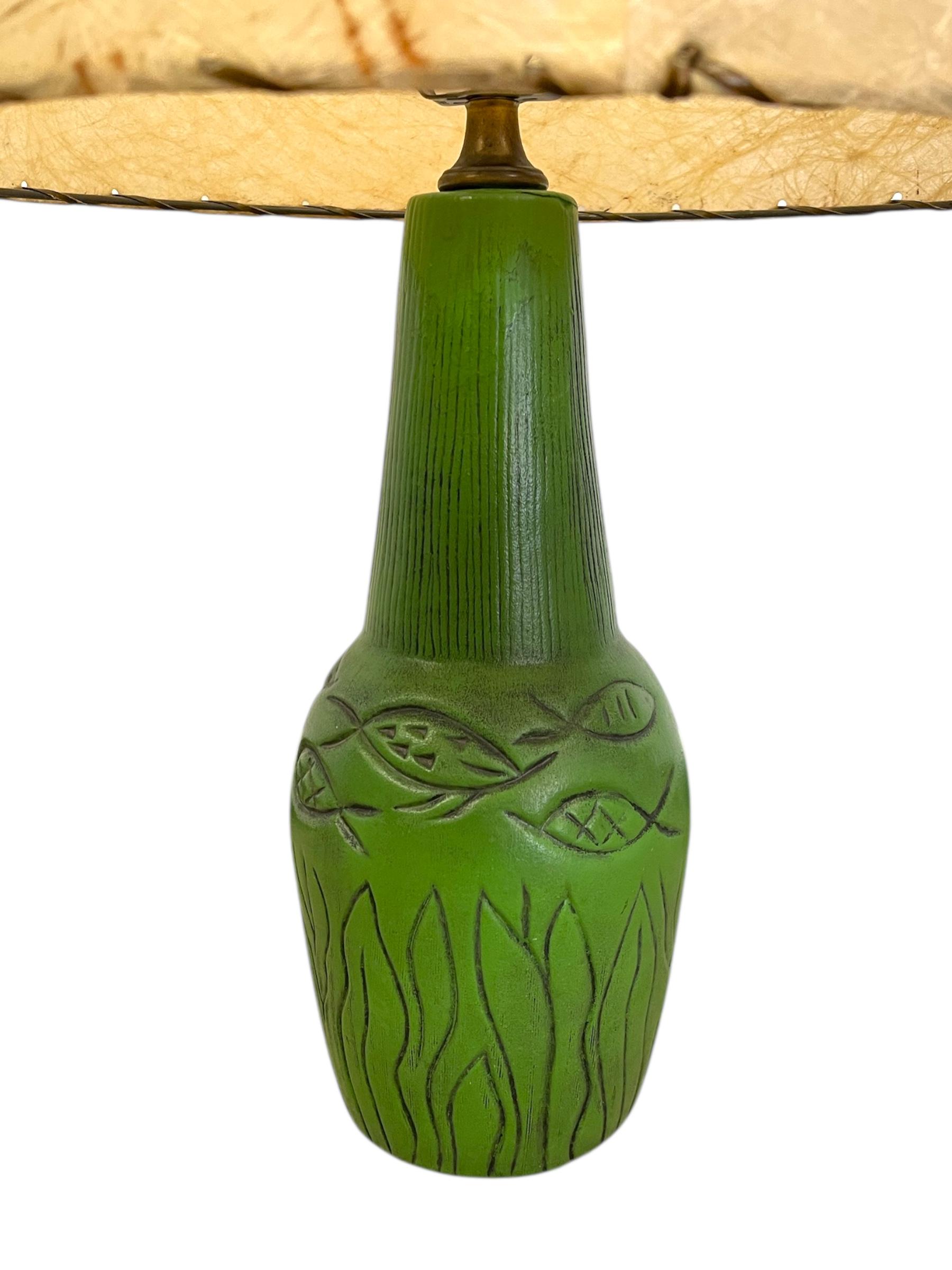 Lampada da tavolo in ceramica verde vintage degli anni '50 con paralume a doppio tamburo in fibra di vetro in vendita 2
