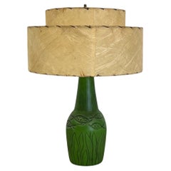 Lampada da tavolo in ceramica verde vintage degli anni '50 con paralume a doppio tamburo in fibra di vetro