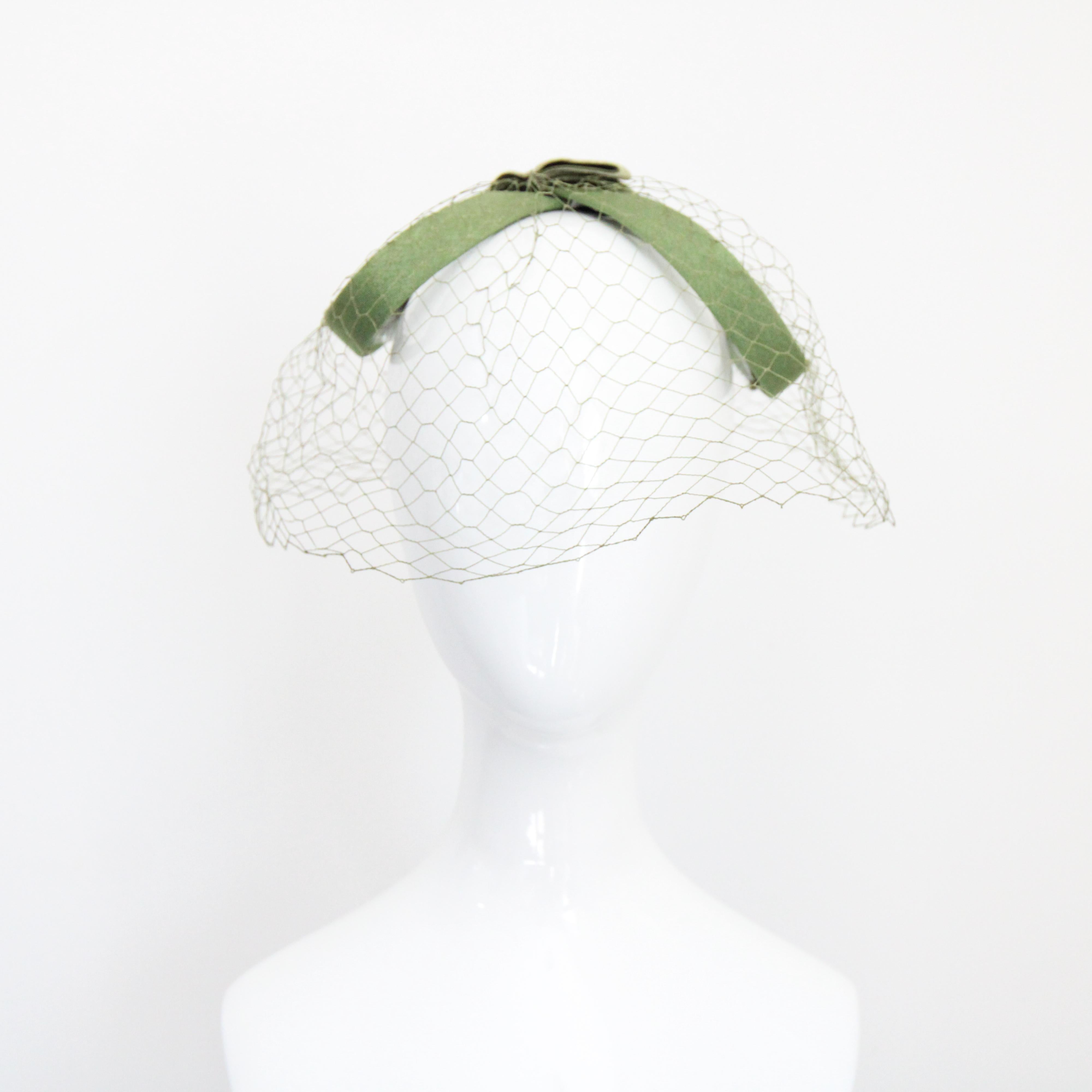 Gris Chapeau Fascinateur vert original des années 1950 à boucle en voile des années 1950 en vente