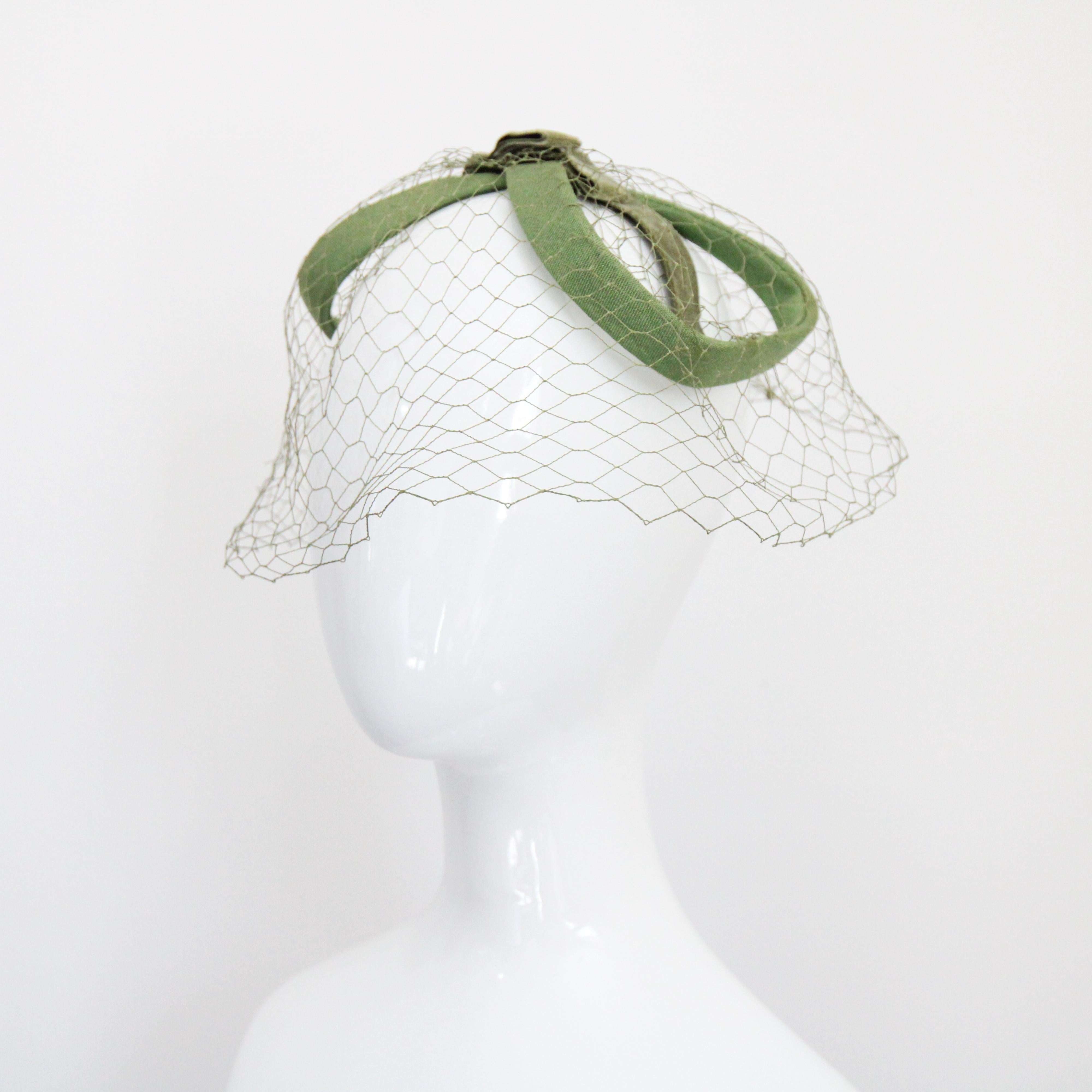Chapeau Fascinateur vert original des années 1950 à boucle en voile des années 1950 Bon état - En vente à Cheltenham, GB
