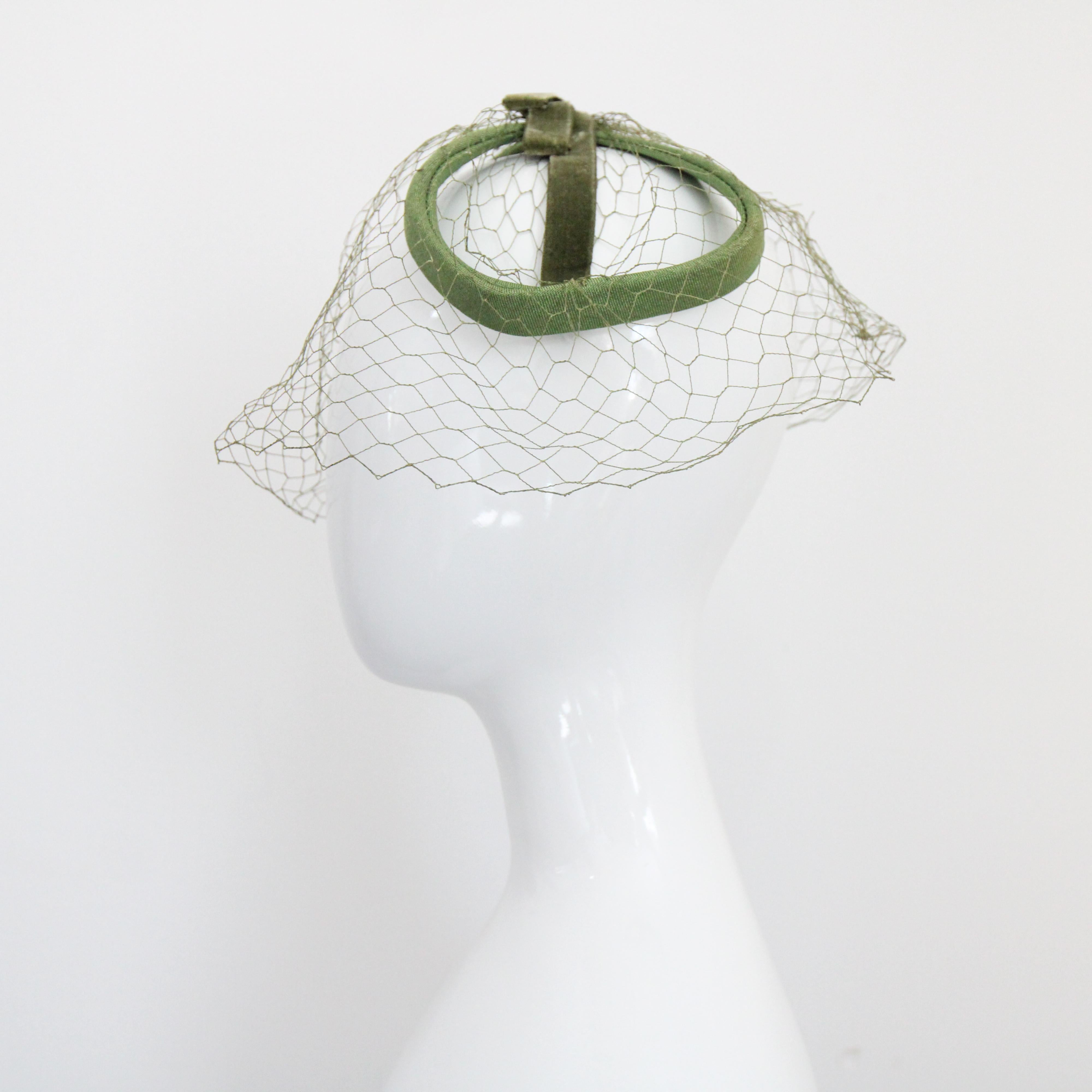 Chapeau Fascinateur vert original des années 1950 à boucle en voile des années 1950 Unisexe en vente