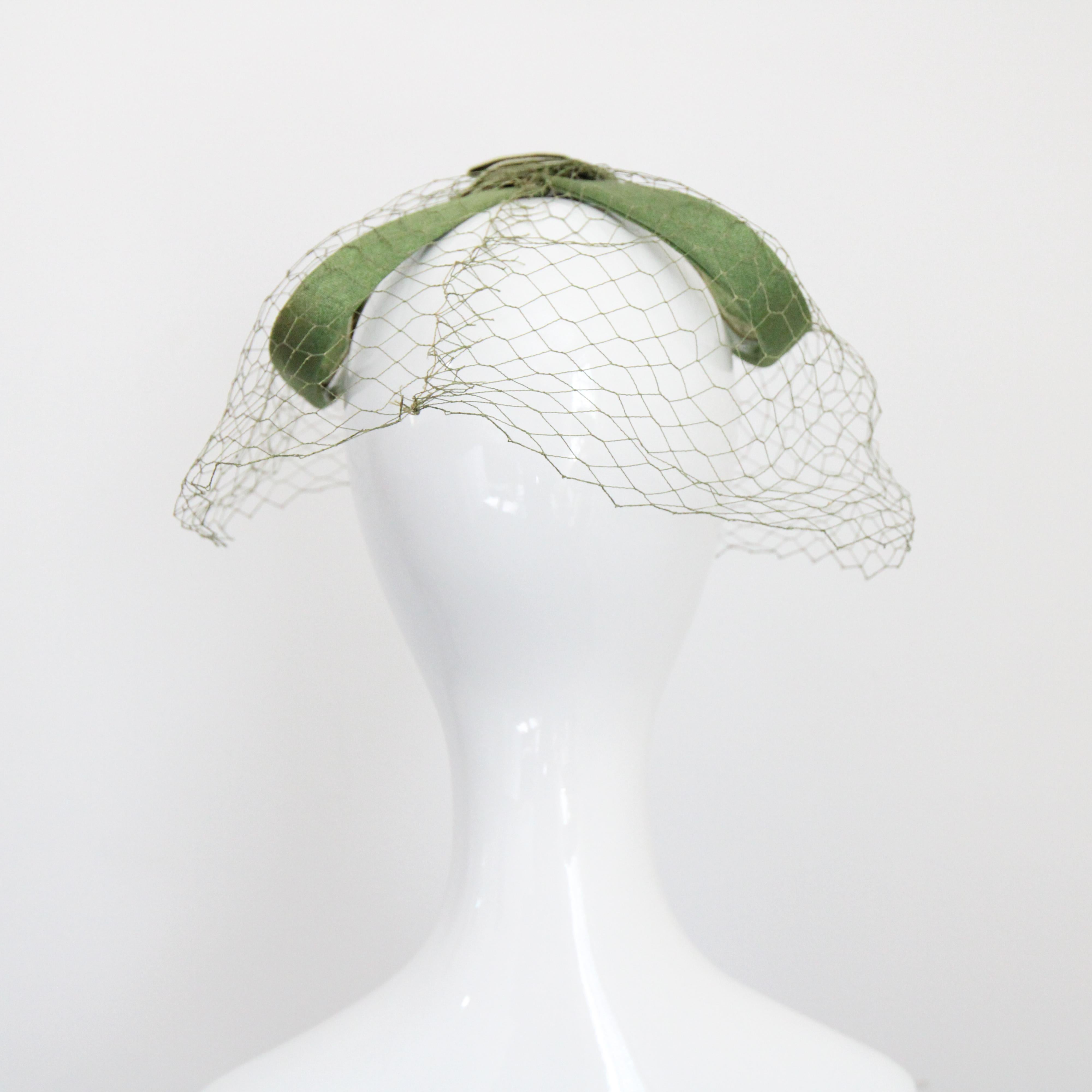 Chapeau Fascinateur vert original des années 1950 à boucle en voile des années 1950 en vente 1
