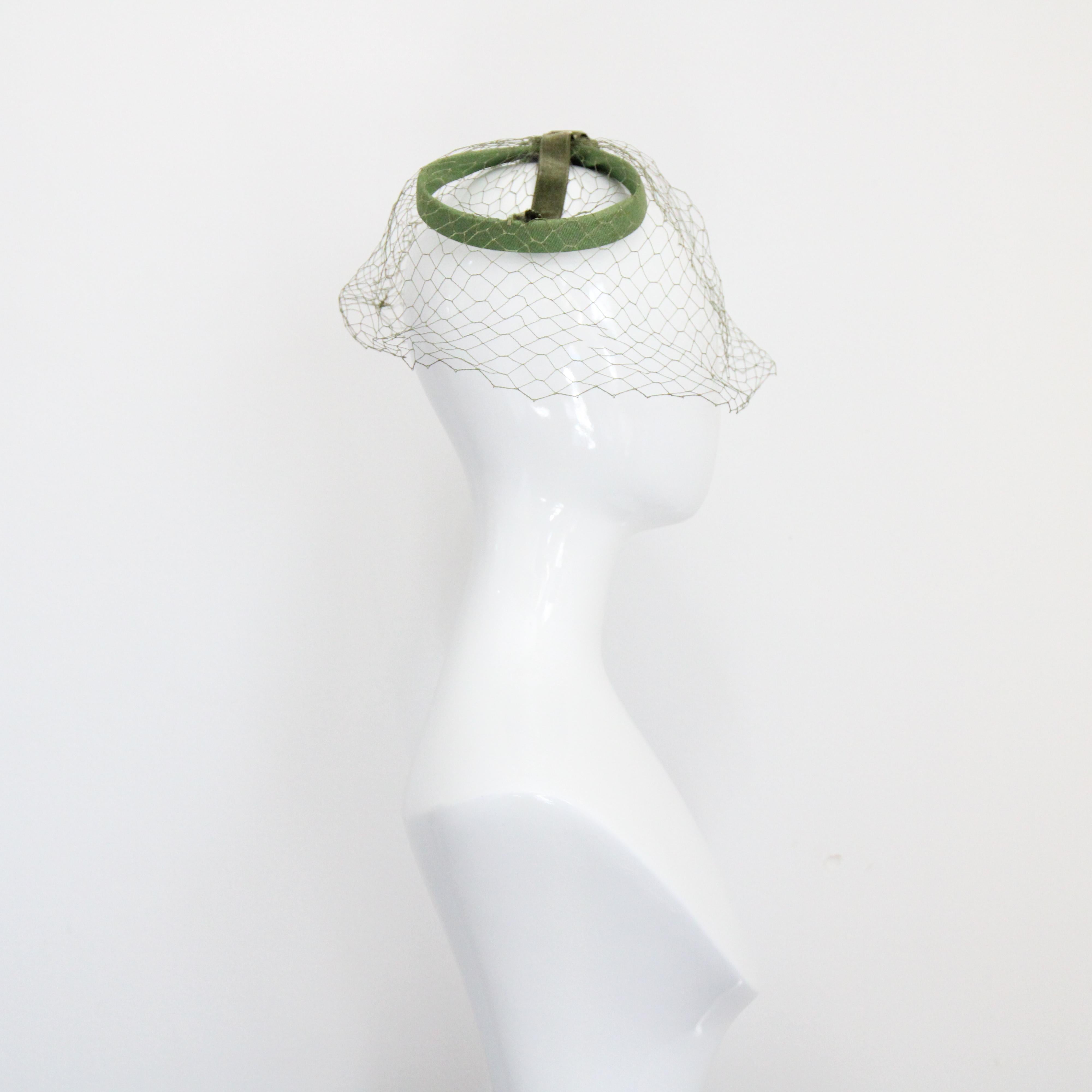 Chapeau Fascinateur vert original des années 1950 à boucle en voile des années 1950 en vente 2