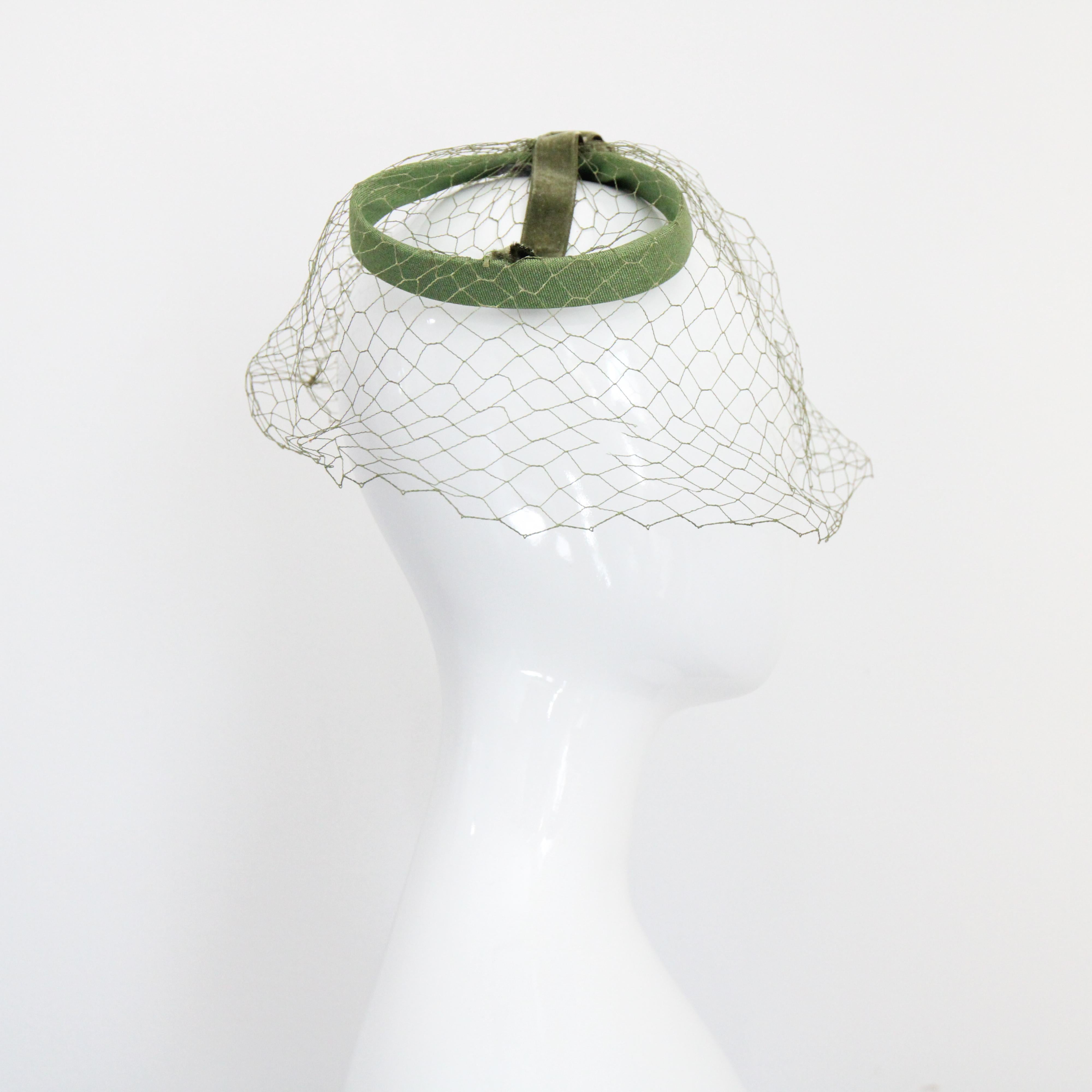 Chapeau Fascinateur vert original des années 1950 à boucle en voile des années 1950 en vente 3