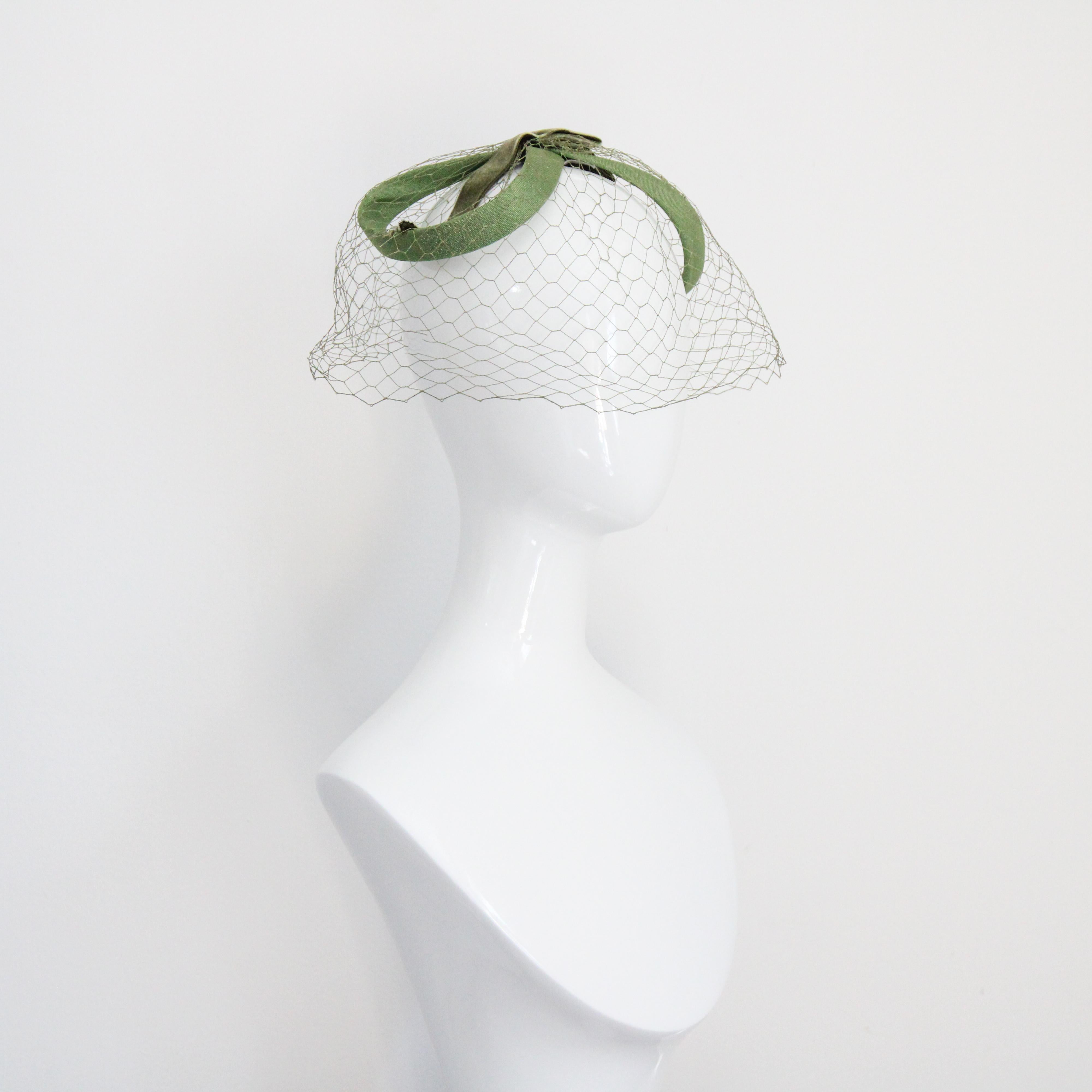 Chapeau Fascinateur vert original des années 1950 à boucle en voile des années 1950 en vente 4