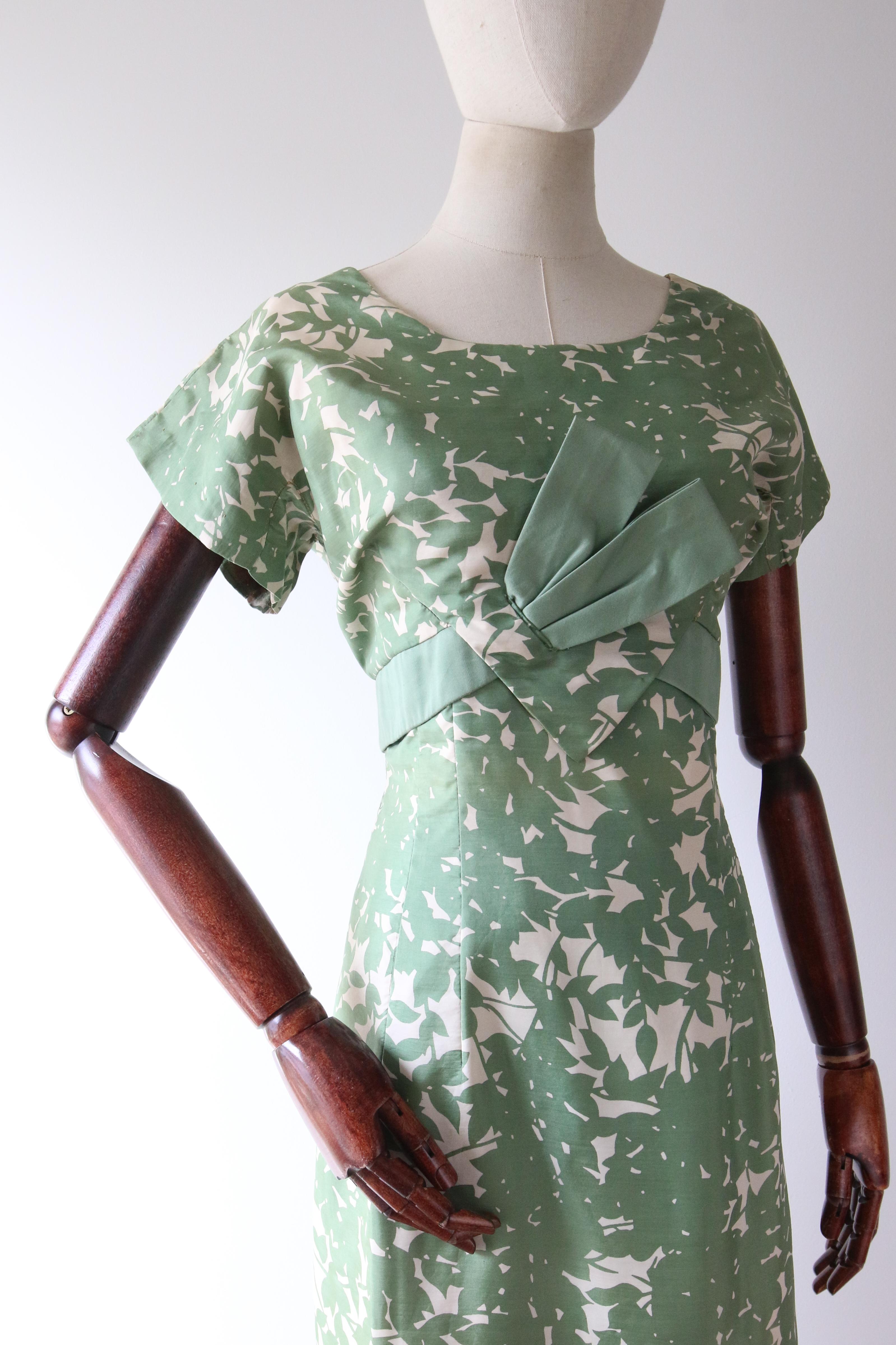 Vintage 1950's green leaf print silk shift dress fifties fashion UK 12-14 In Good Condition For Sale In Cheltenham, GB