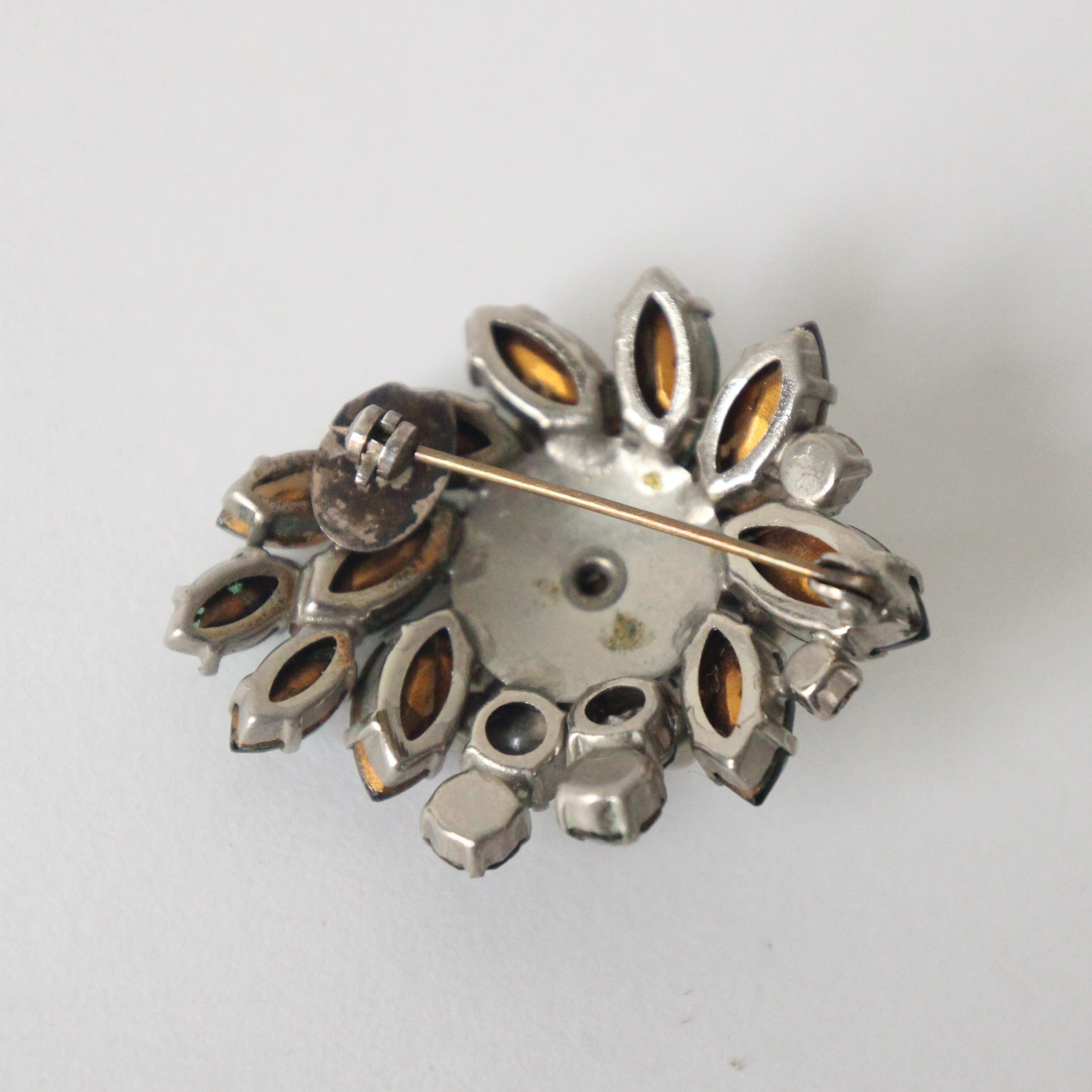 Alfiler de solapa con broche de bronce y broche verde de los años 50 Vintage Art Decó en venta