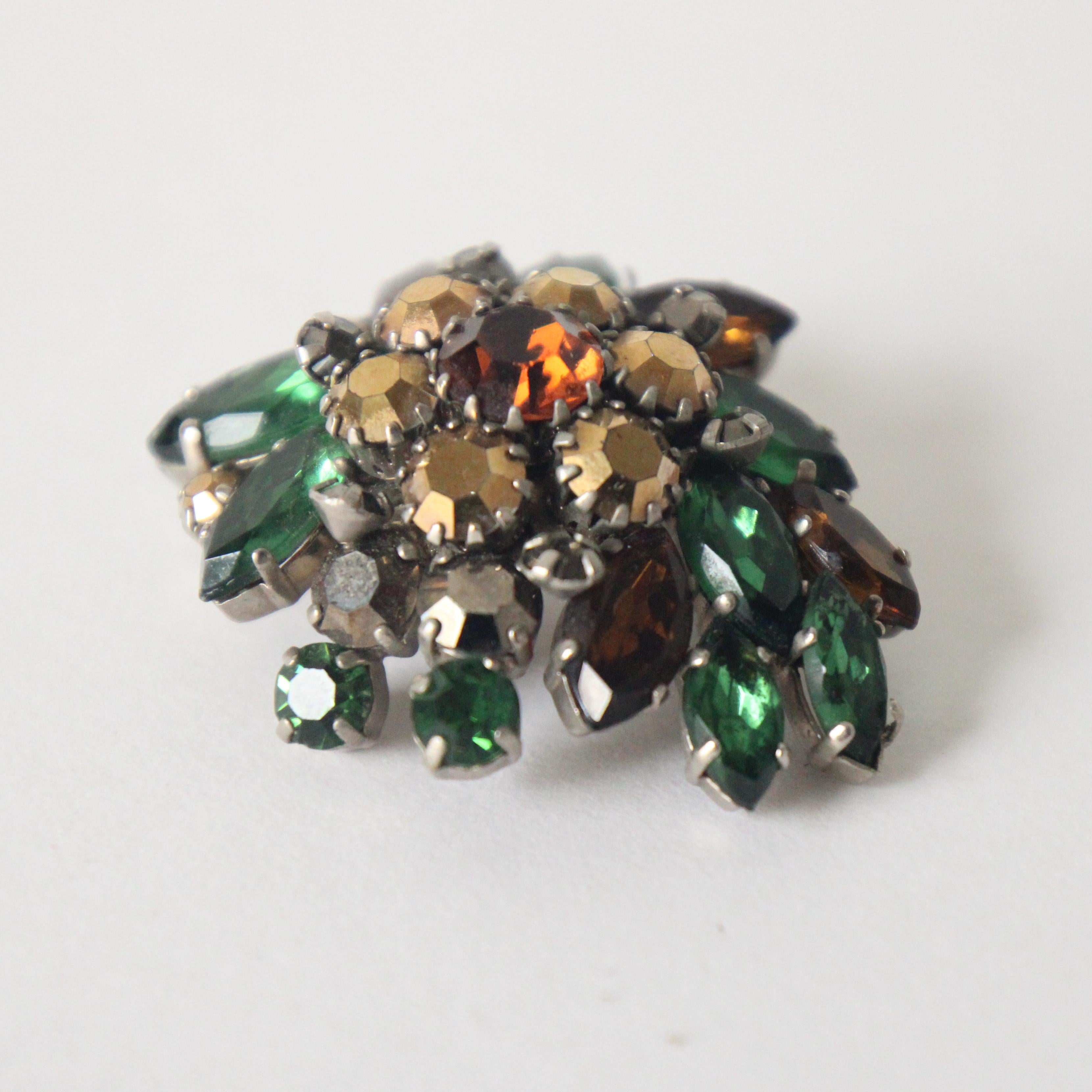 De las mujeres Alfiler de solapa con broche de bronce y broche verde de los años 50 Vintage en venta