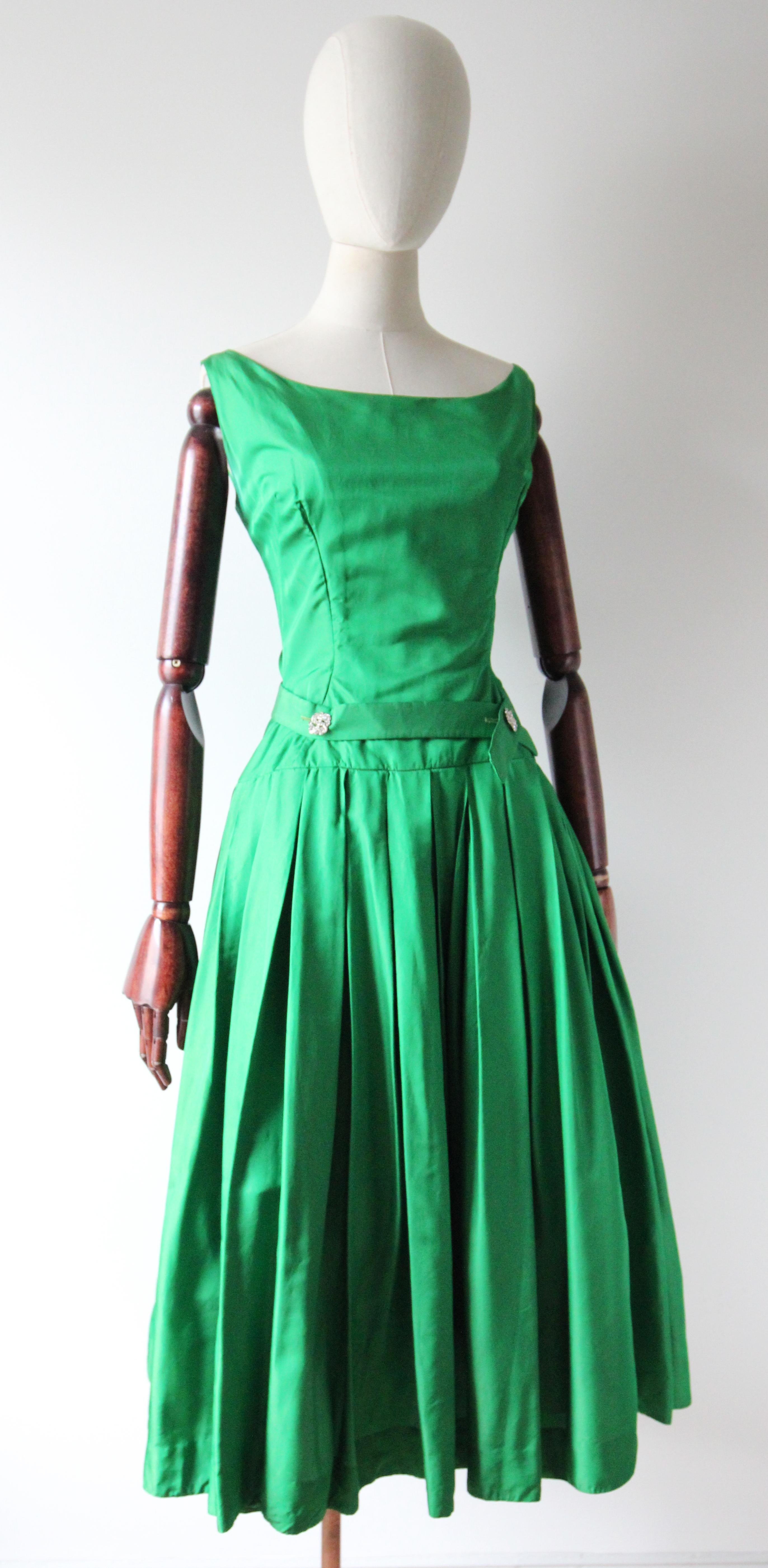 Grünes Seiden-Suzy Perette-Kleid aus Satin und Strass, Vintage 1950er Jahre, UK 8 US 4 für Damen oder Herren im Angebot