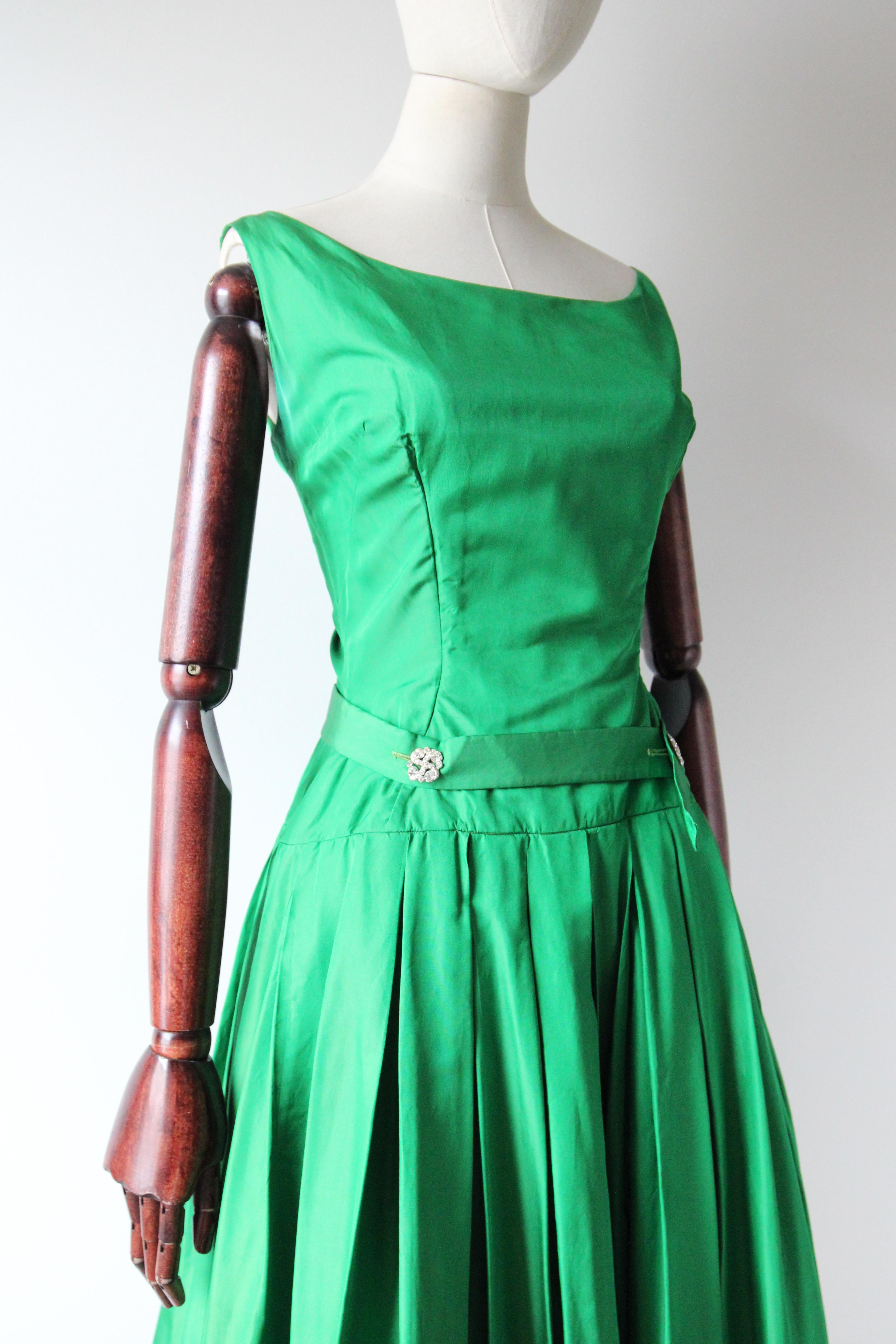 Grünes Seiden-Suzy Perette-Kleid aus Satin und Strass, Vintage 1950er Jahre, UK 8 US 4 im Angebot 1