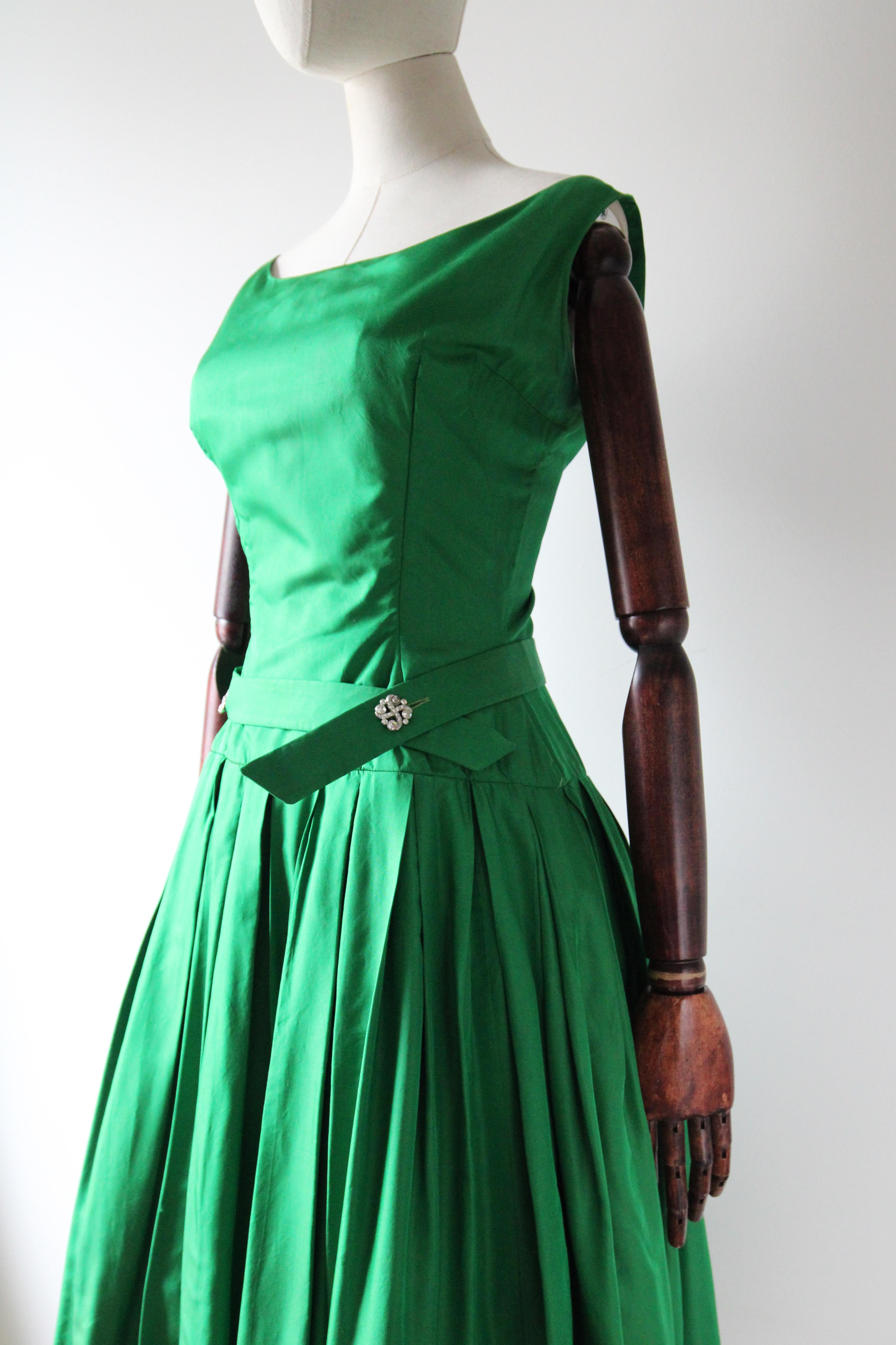 Grünes Seiden-Suzy Perette-Kleid aus Satin und Strass, Vintage 1950er Jahre, UK 8 US 4 im Angebot 3