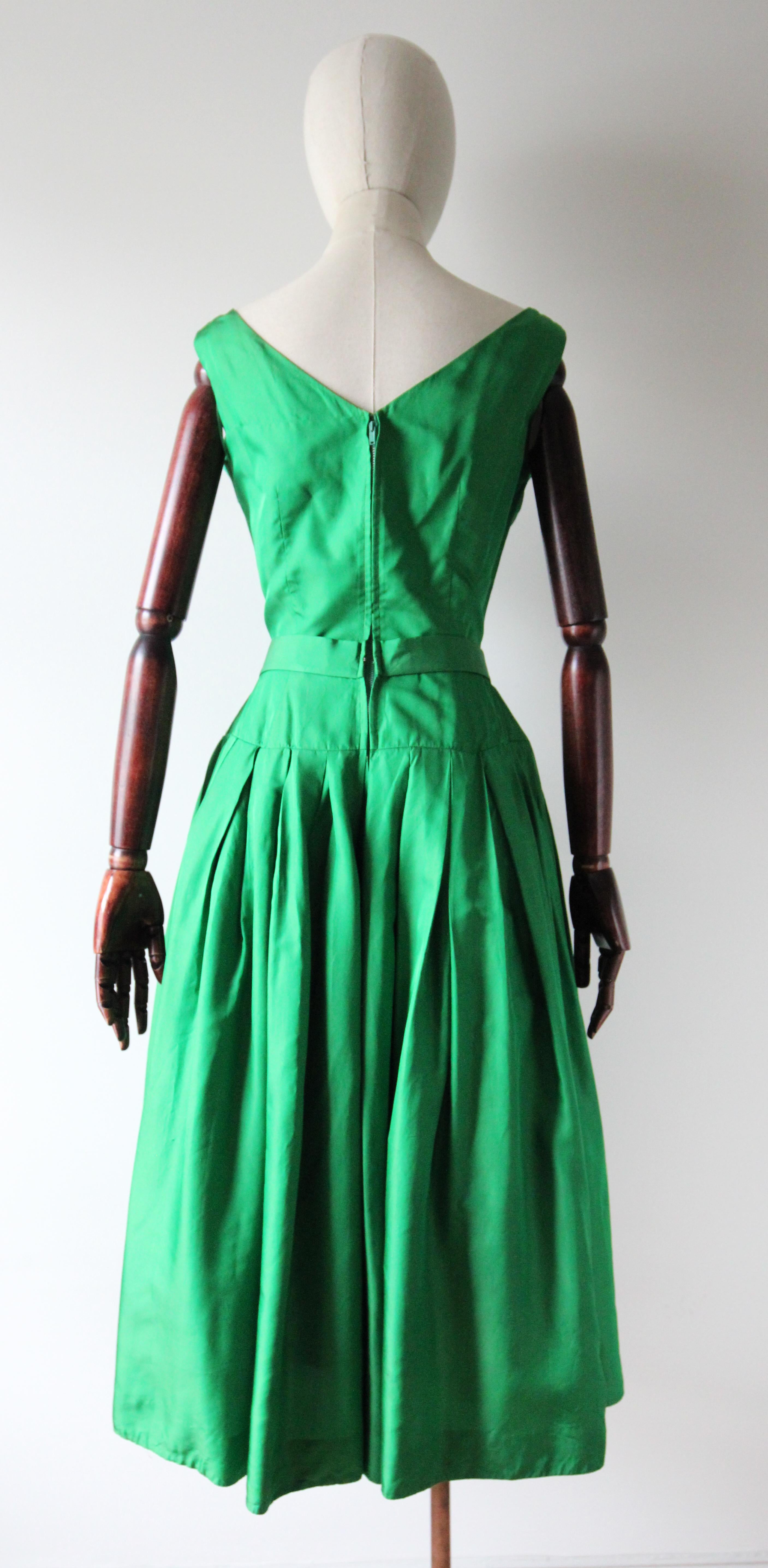Grünes Seiden-Suzy Perette-Kleid aus Satin und Strass, Vintage 1950er Jahre, UK 8 US 4 im Angebot 4