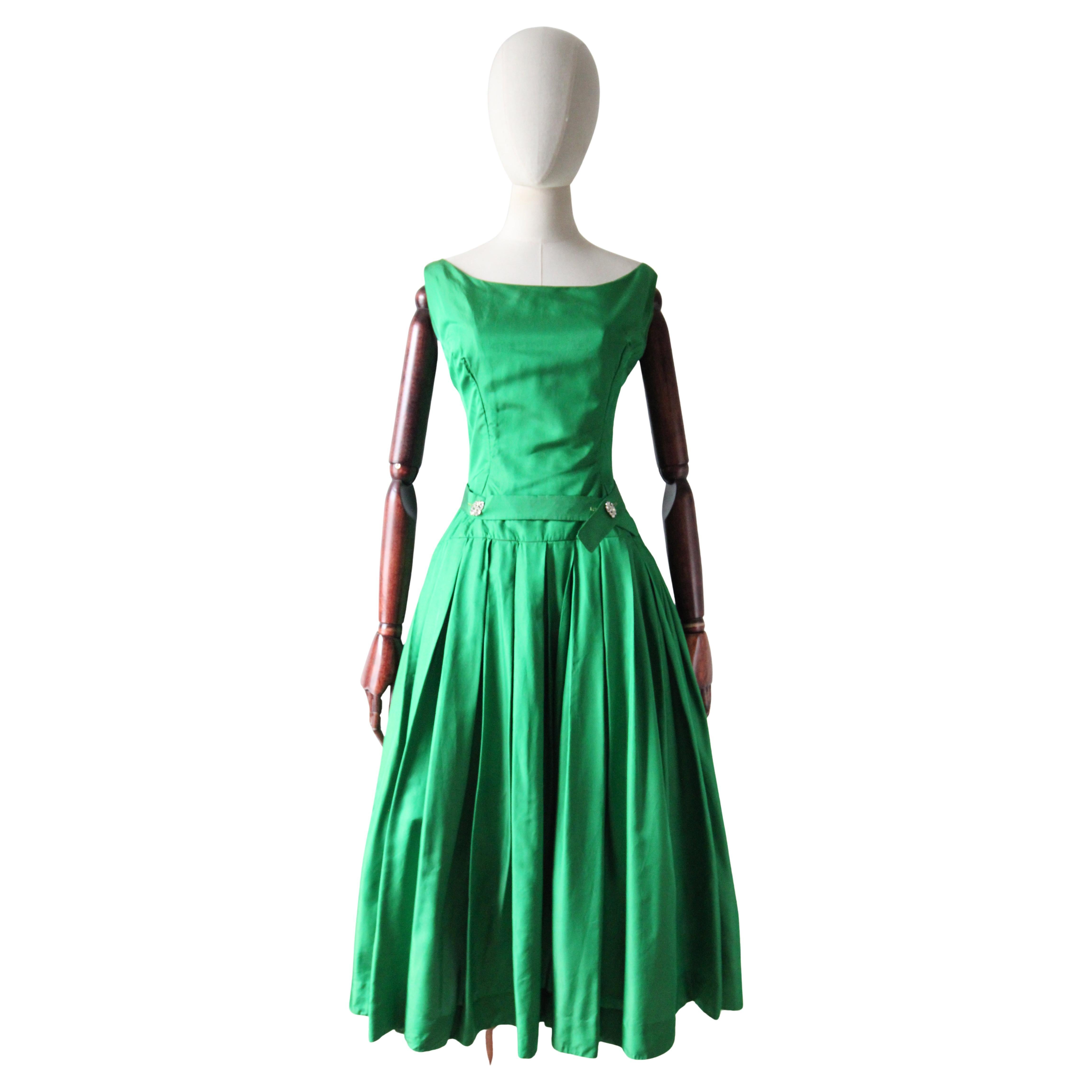 Grünes Seiden-Suzy Perette-Kleid aus Satin und Strass, Vintage 1950er Jahre, UK 8 US 4 im Angebot