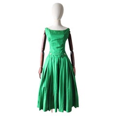 Grünes Seiden-Suzy Perette-Kleid aus Satin und Strass, Vintage 1950er Jahre, UK 8 US 4