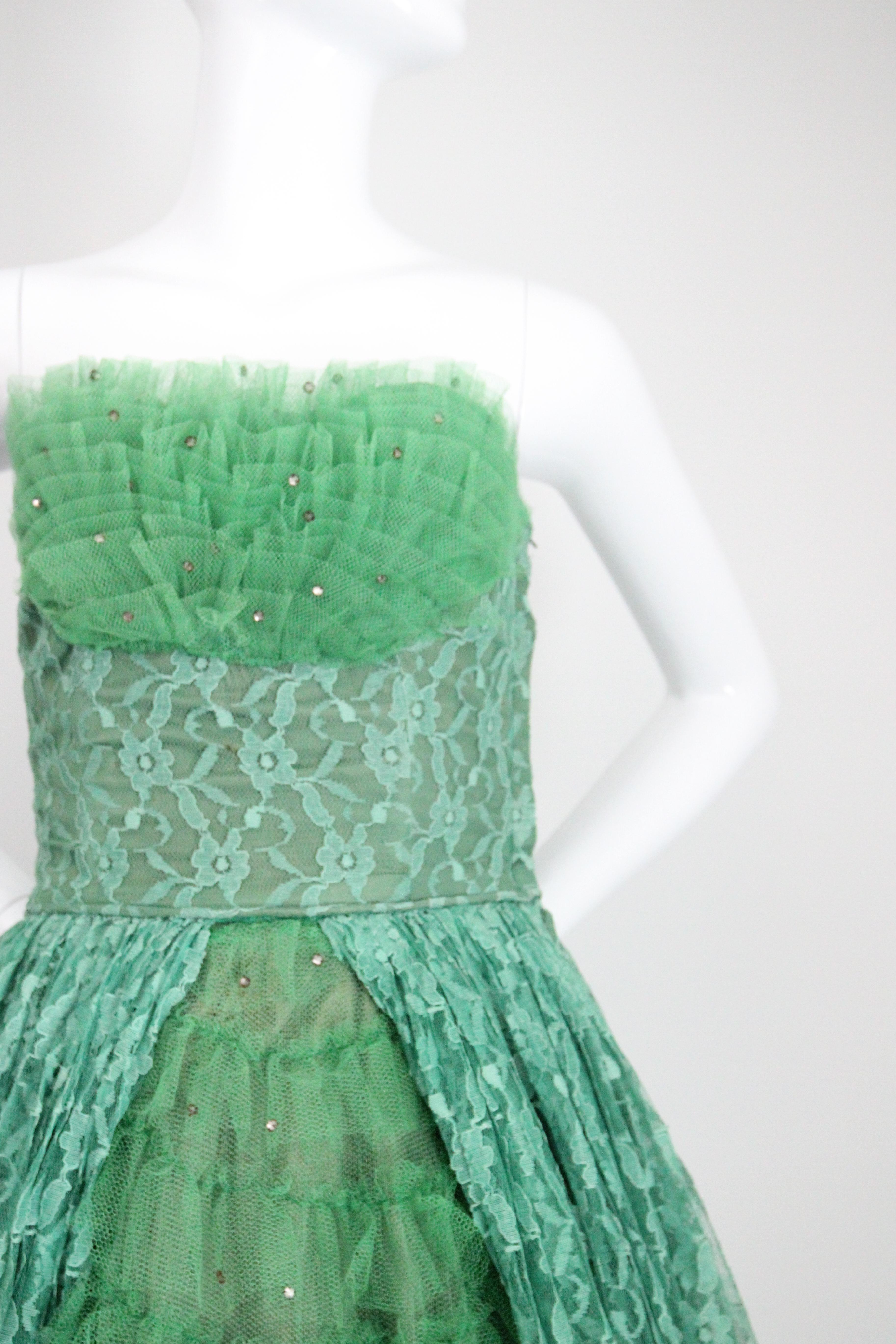 Vintage 1950's Green Tulle Strapless Evening Gown Lace Evening Dress UK 6 US 2 In Good Condition For Sale In Cheltenham, GB