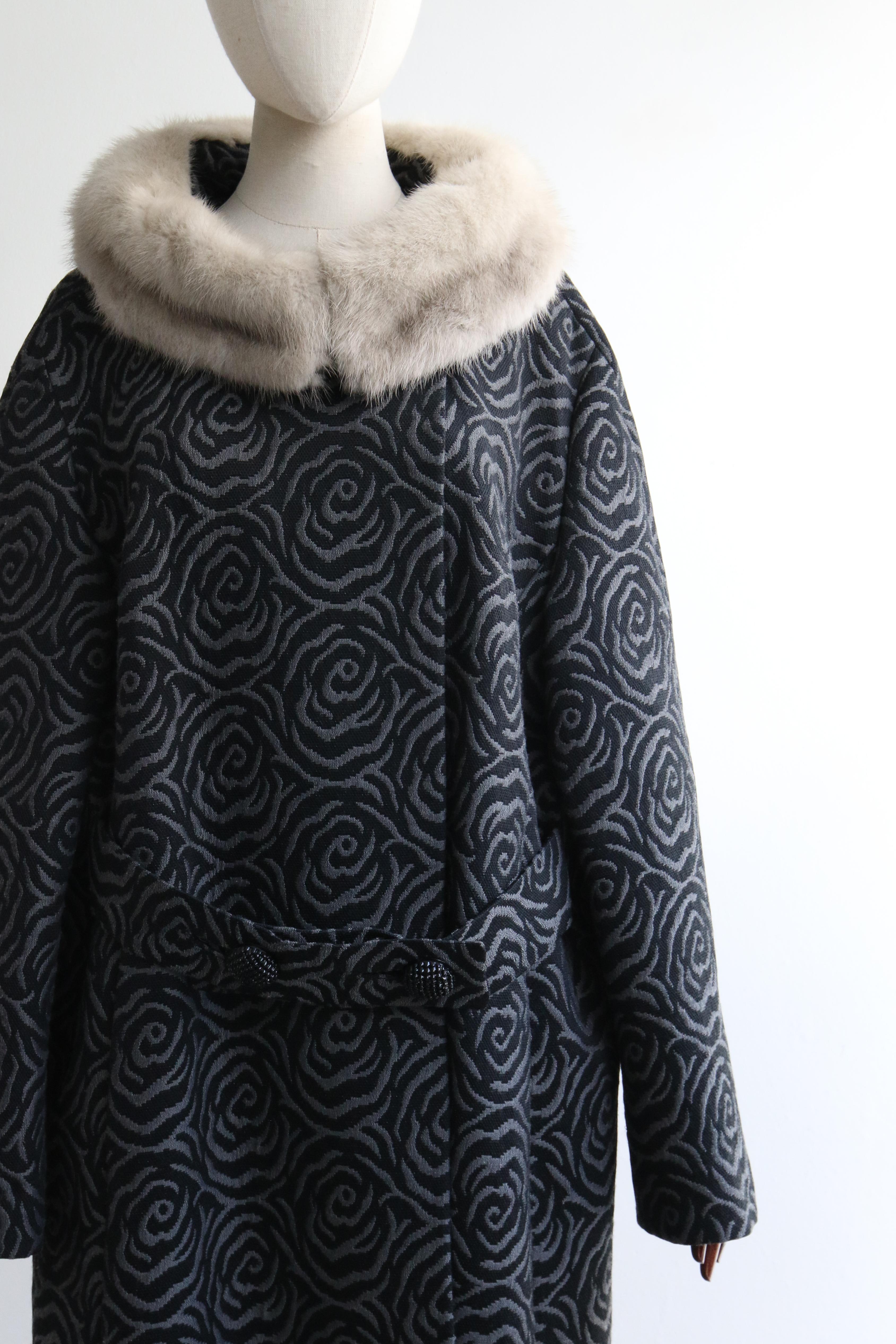 Vintage 1950's Grey & Black Rose Brocade Pattern Coat  UK 10-14 US 6-10 In Good Condition In Cheltenham, GB