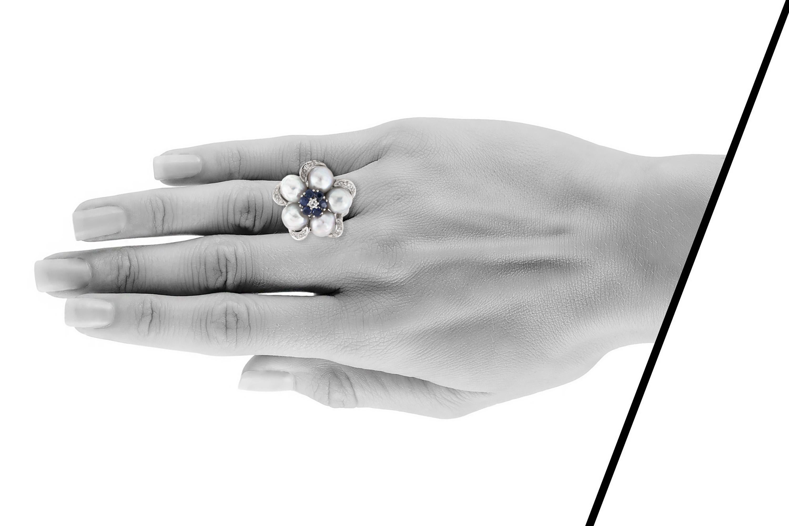Vintage 1950s Grey Pearls Flower Ring with Sapphires and Diamonds In Good Condition For Sale In New York, NY