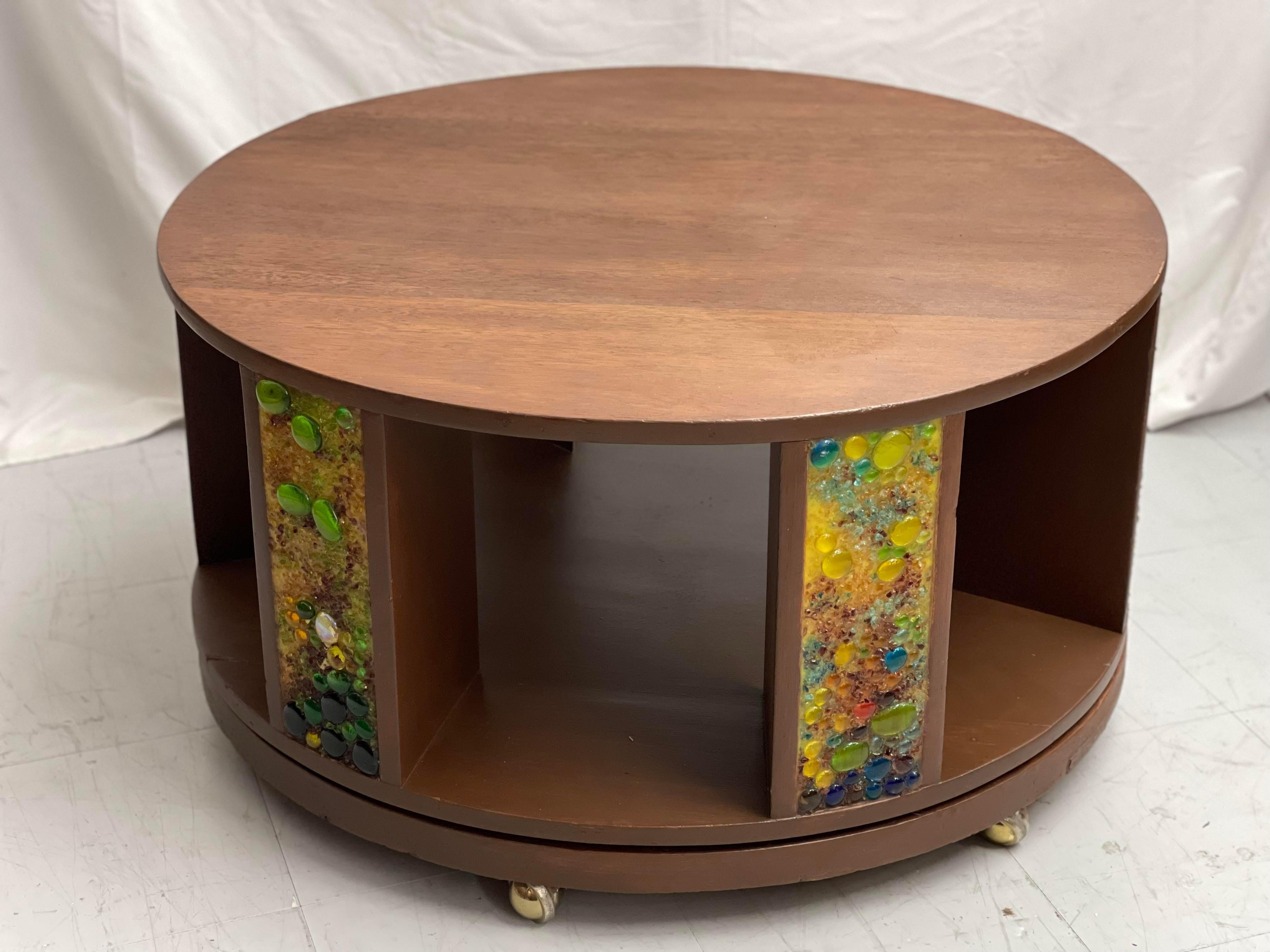 Vintage Art Deco style round solid walnut coffee table set after Gilbert Rohde. The coffee table is set on casters with classic wood construction, beautiful wood grain, quality craftsmanship, great style and form.

Dimensions: 36
