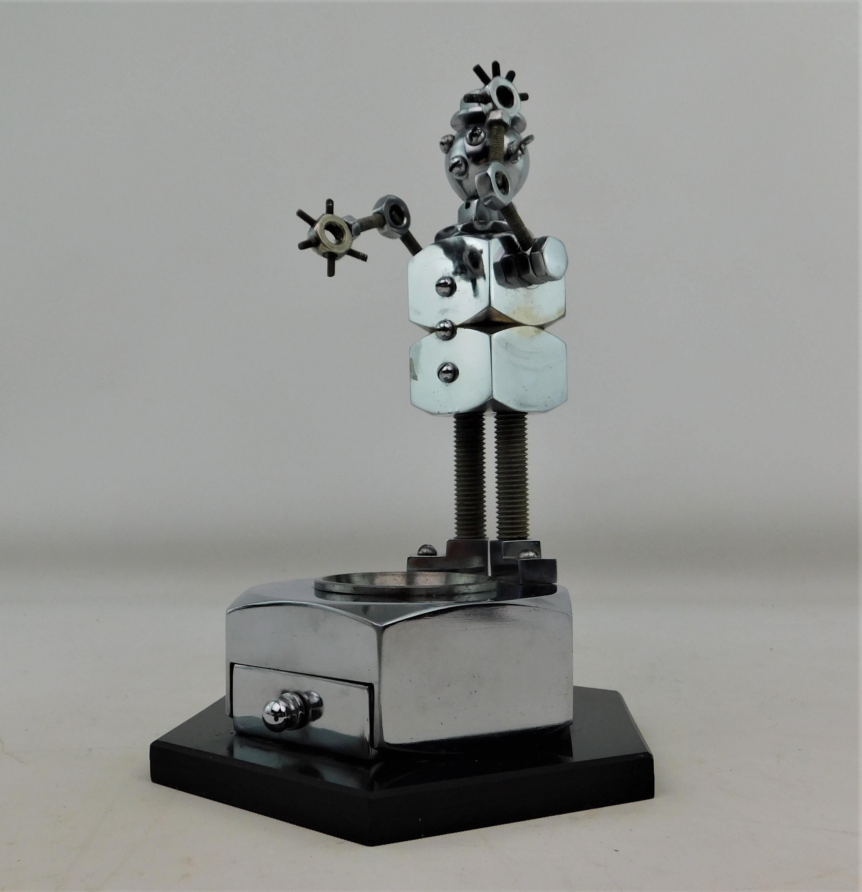 Handgefertigte Roboter-Aschenbecher-Skulptur aus Metall mit Schrottkunst-Gelenk, 1950er Jahre im Angebot 1