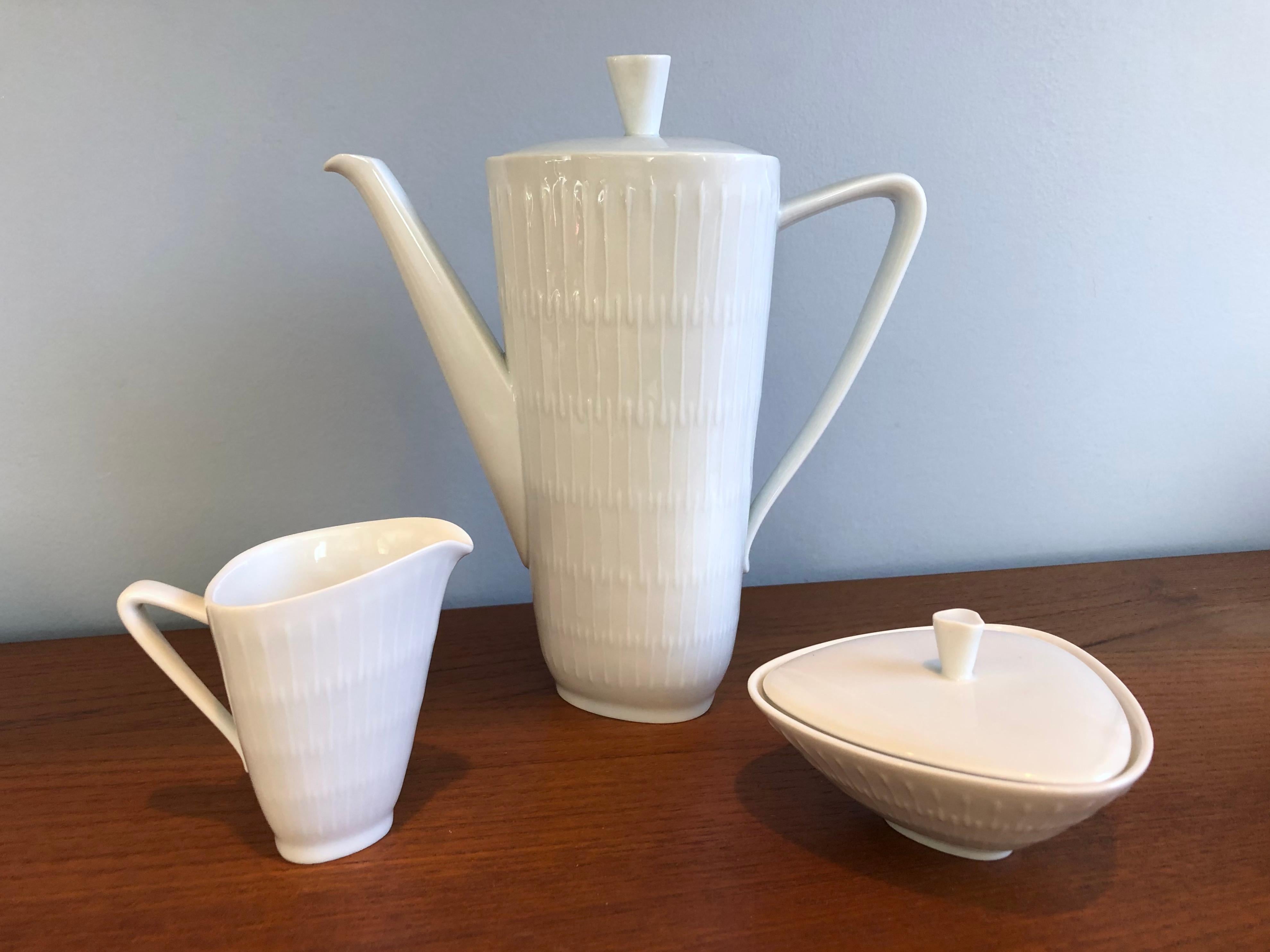 Vintage 1950s Hans Achtziger for Hutschenreuther Selb Demitasse Coffee Set- In Excellent Condition For Sale In East Quogue, NY