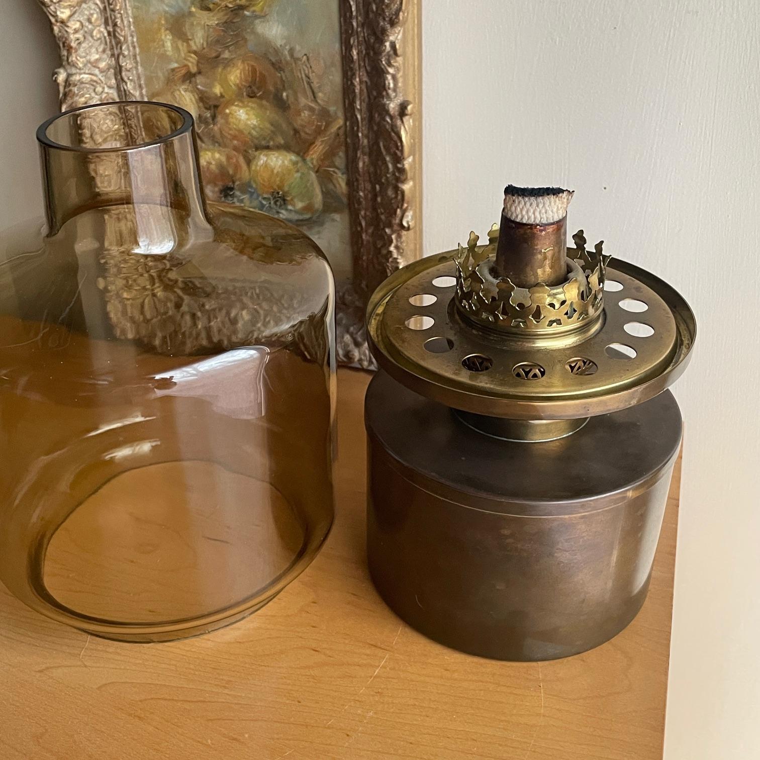 Milieu du XXe siècle Vintage 1950s Hans-Agne Jakobsson Oil Lamp Model L-47 Vintage Brass Amber Glass en vente