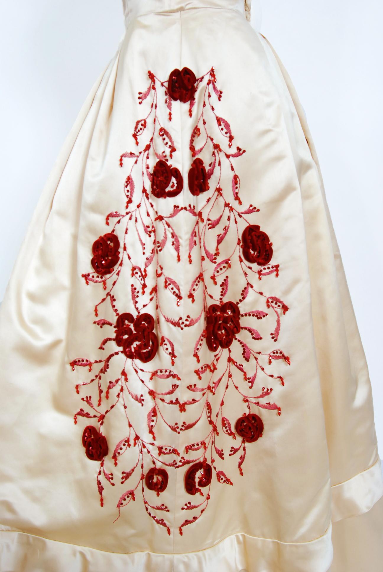 Vintage 1950's Harvey Berin Embroidered Floral Ivory Silk Strapless Bridal Dress In Good Condition In Beverly Hills, CA