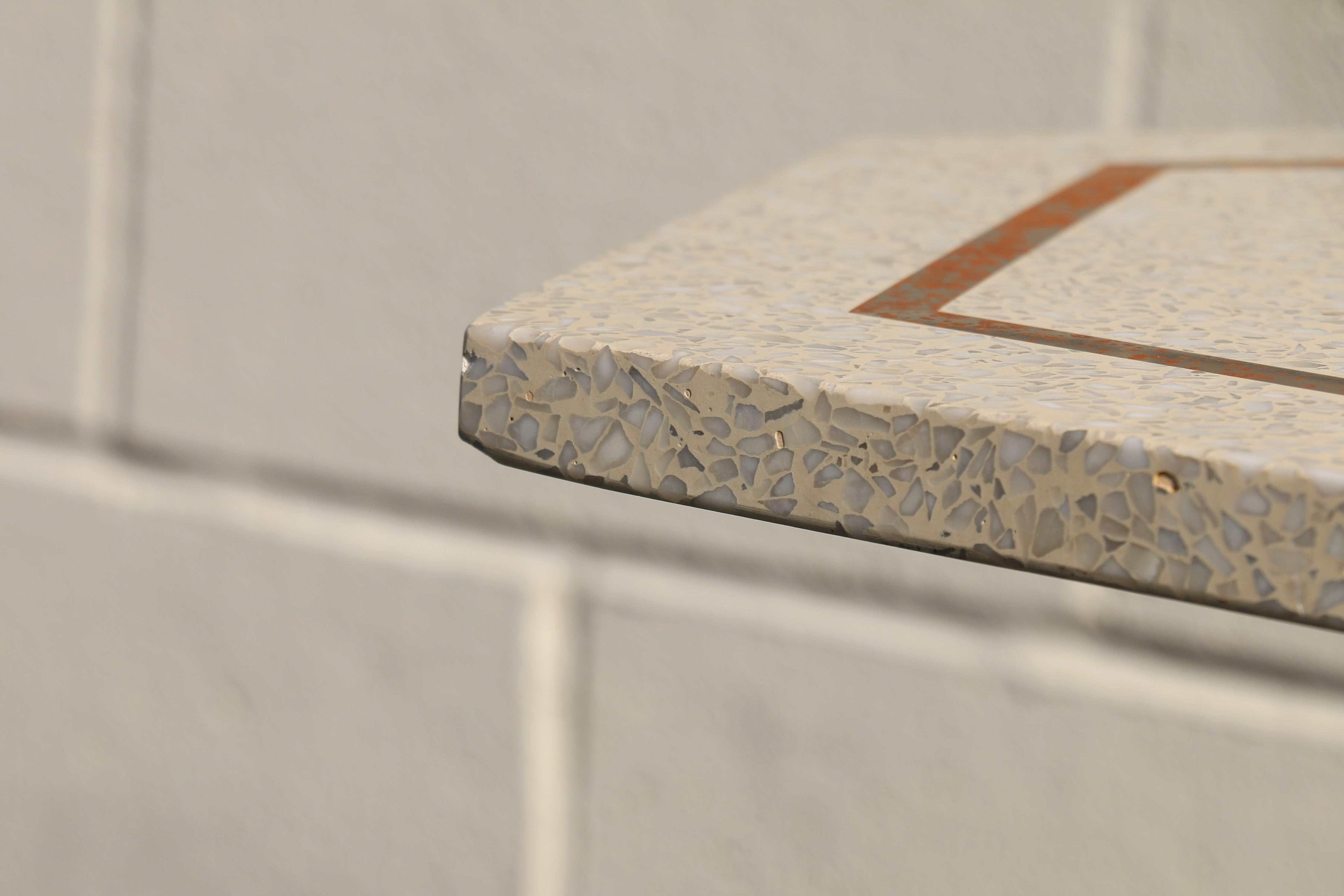 Vintage 1950s Harvey Probber Hexagonal Side Table – Terrazzo Top & Brass Inlay en vente 5