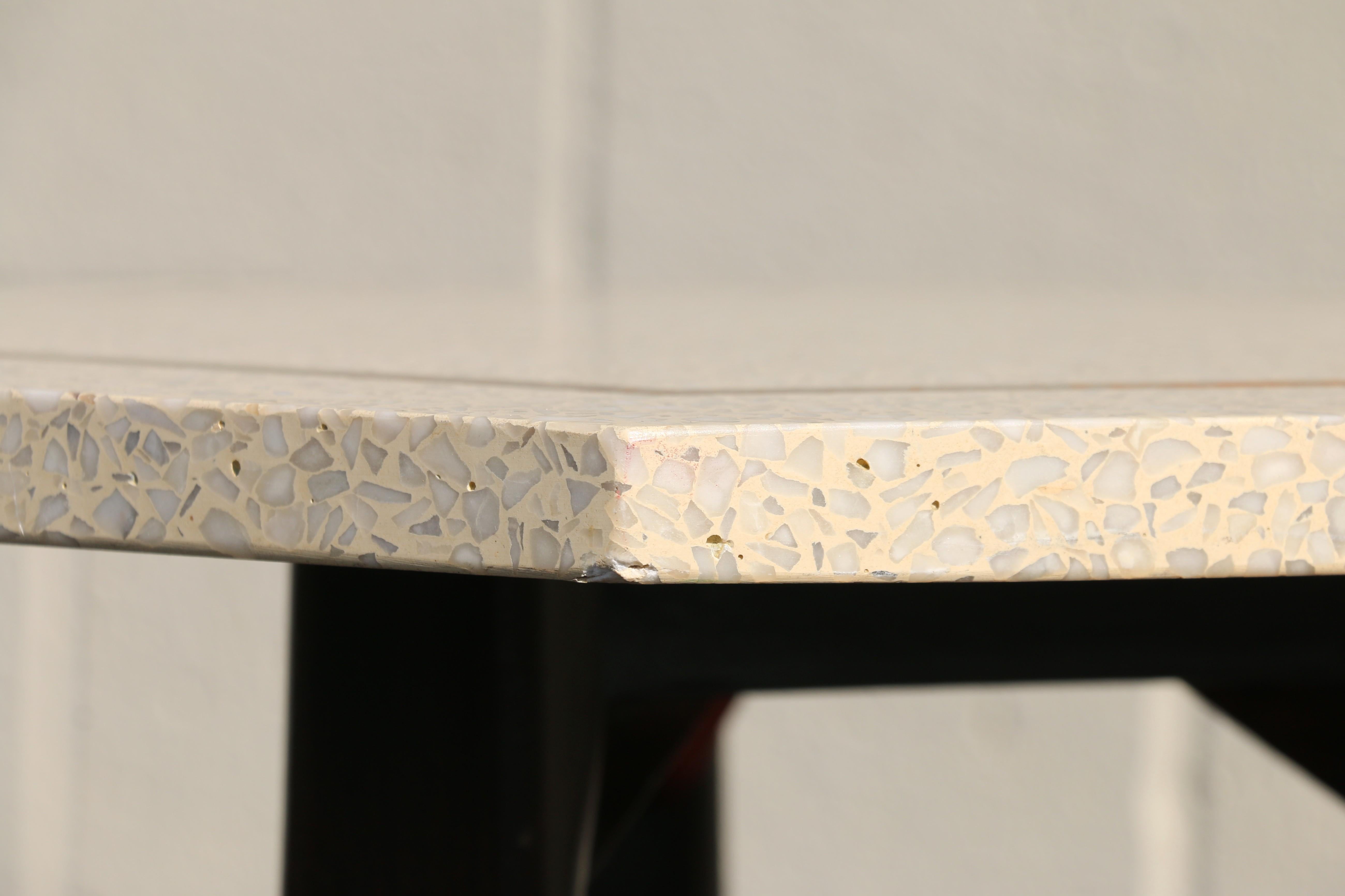 Vintage 1950s Harvey Probber Hexagonal Side Table – Terrazzo Top & Brass Inlay en vente 7