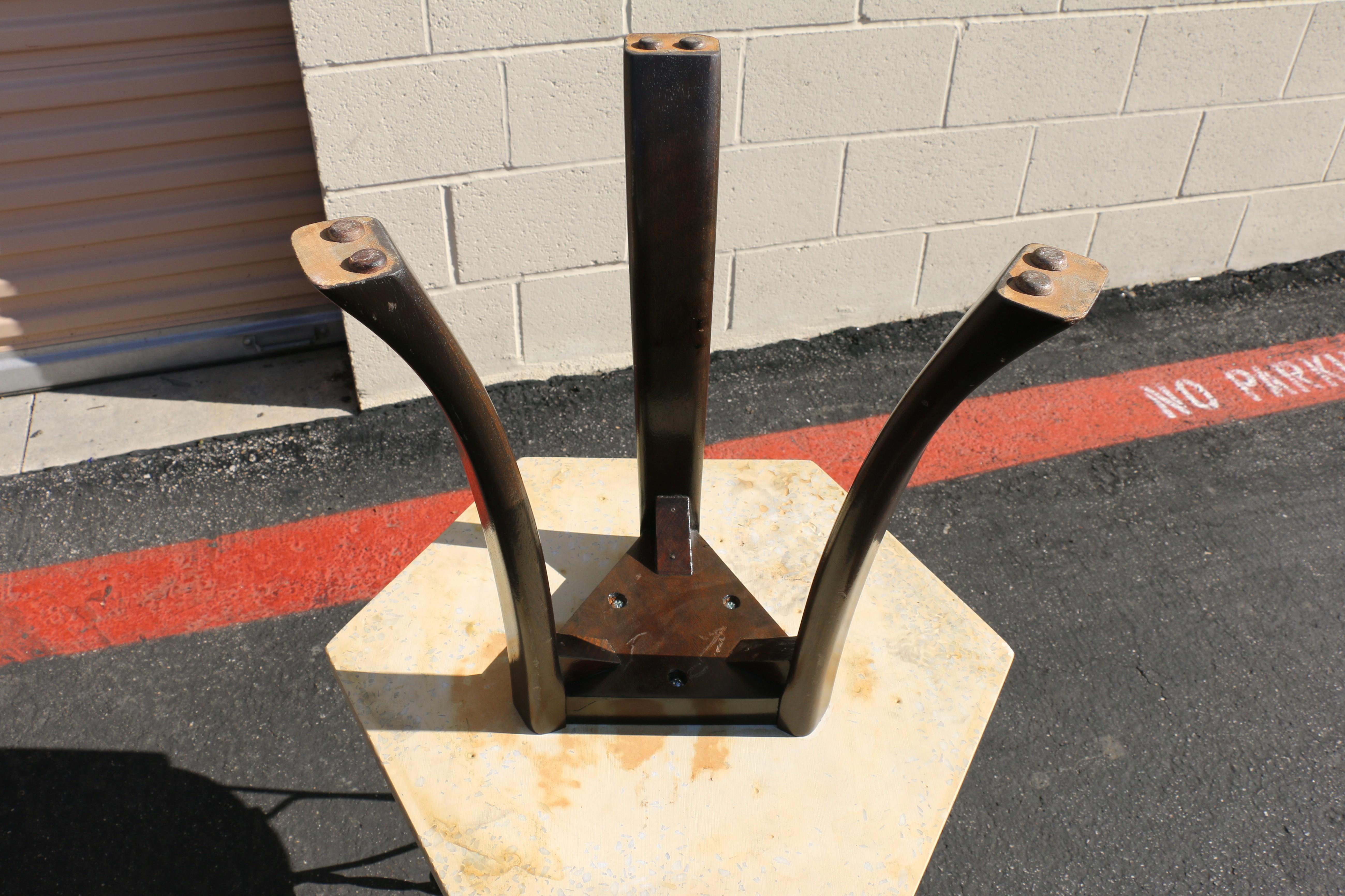 Vintage 1950s Harvey Probber Hexagonal Side Table – Terrazzo Top & Brass Inlay en vente 11