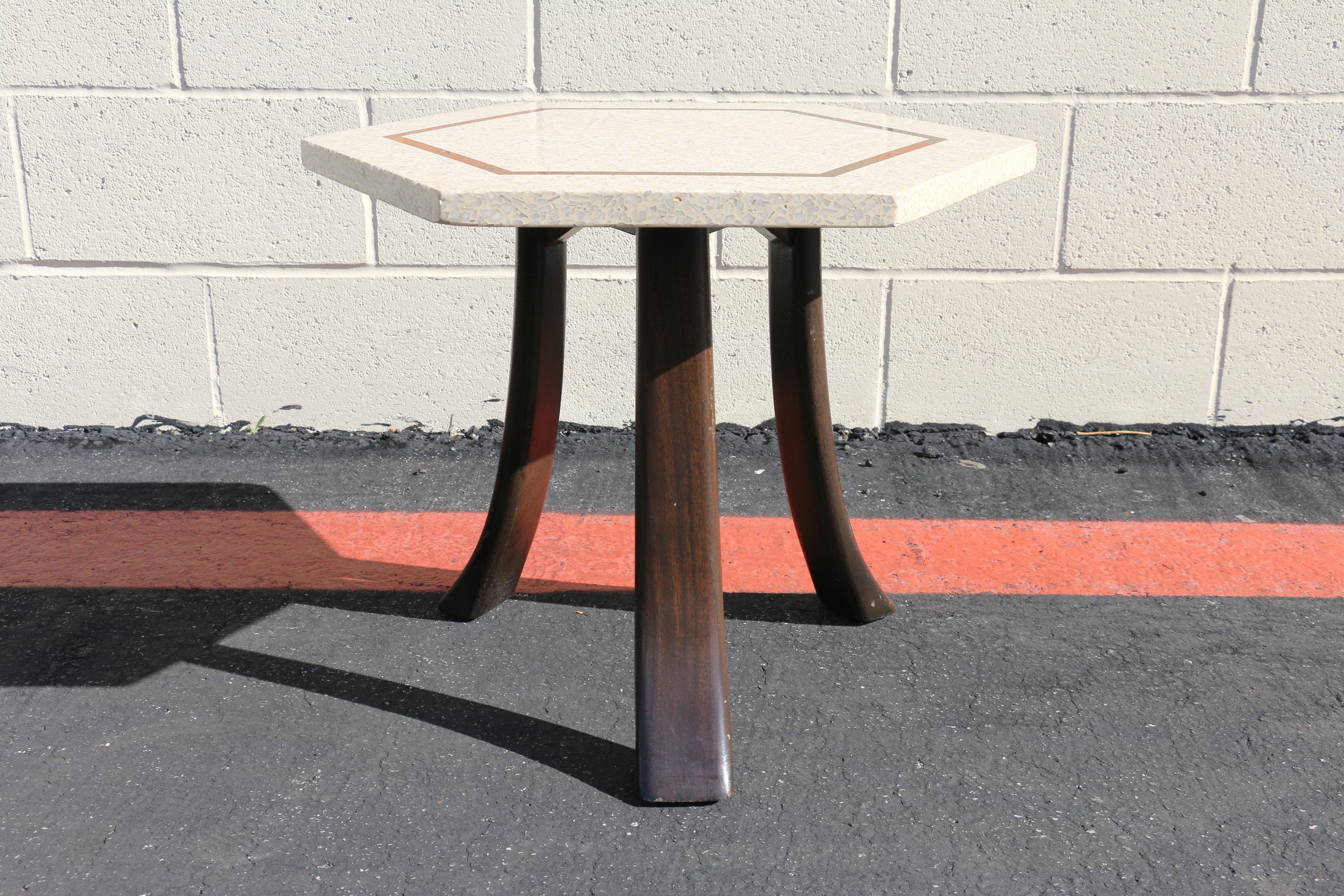 Mid-Century Modern Vintage 1950s Harvey Probber Hexagonal Side Table – Terrazzo Top & Brass Inlay en vente