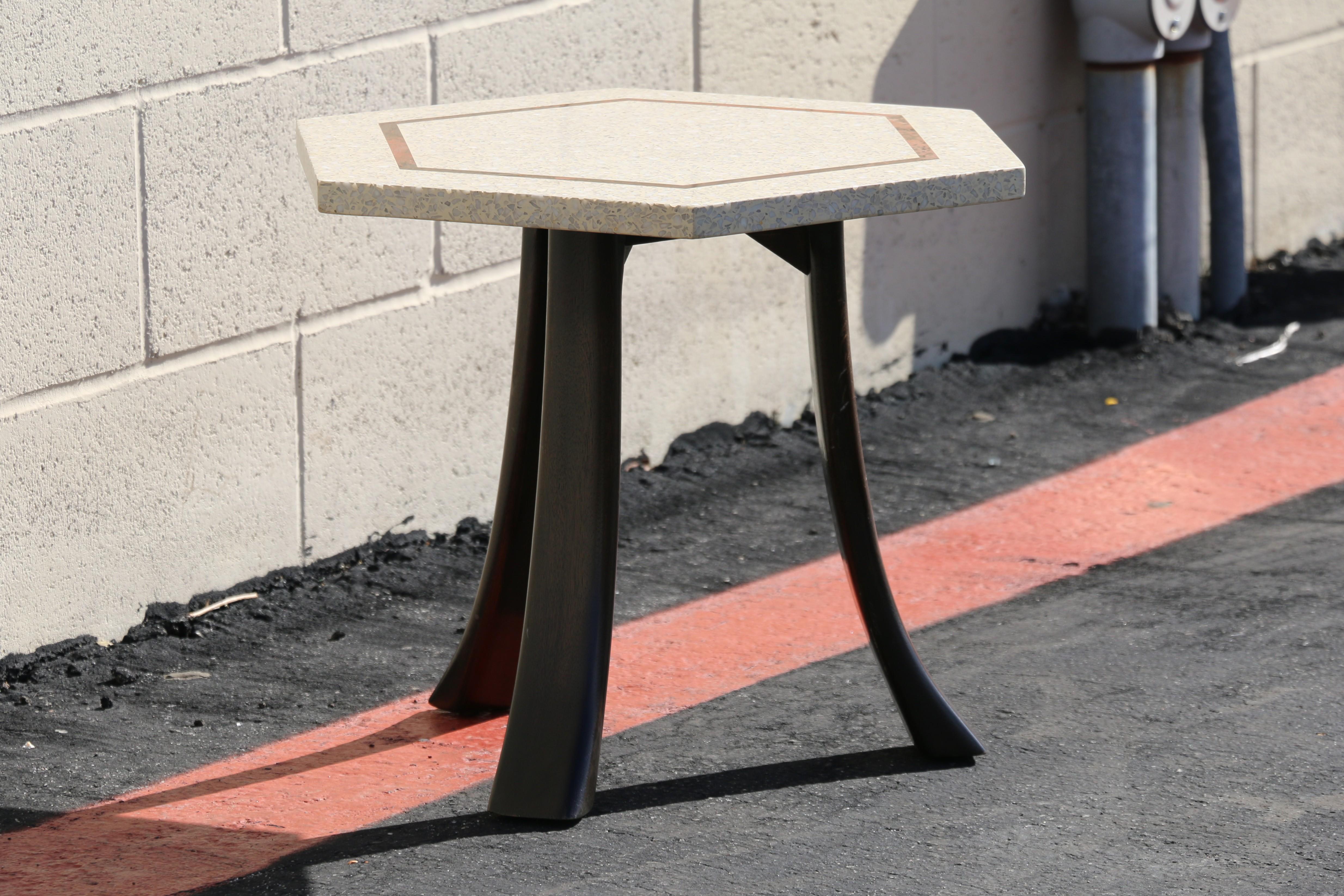 Américain Vintage 1950s Harvey Probber Hexagonal Side Table – Terrazzo Top & Brass Inlay en vente