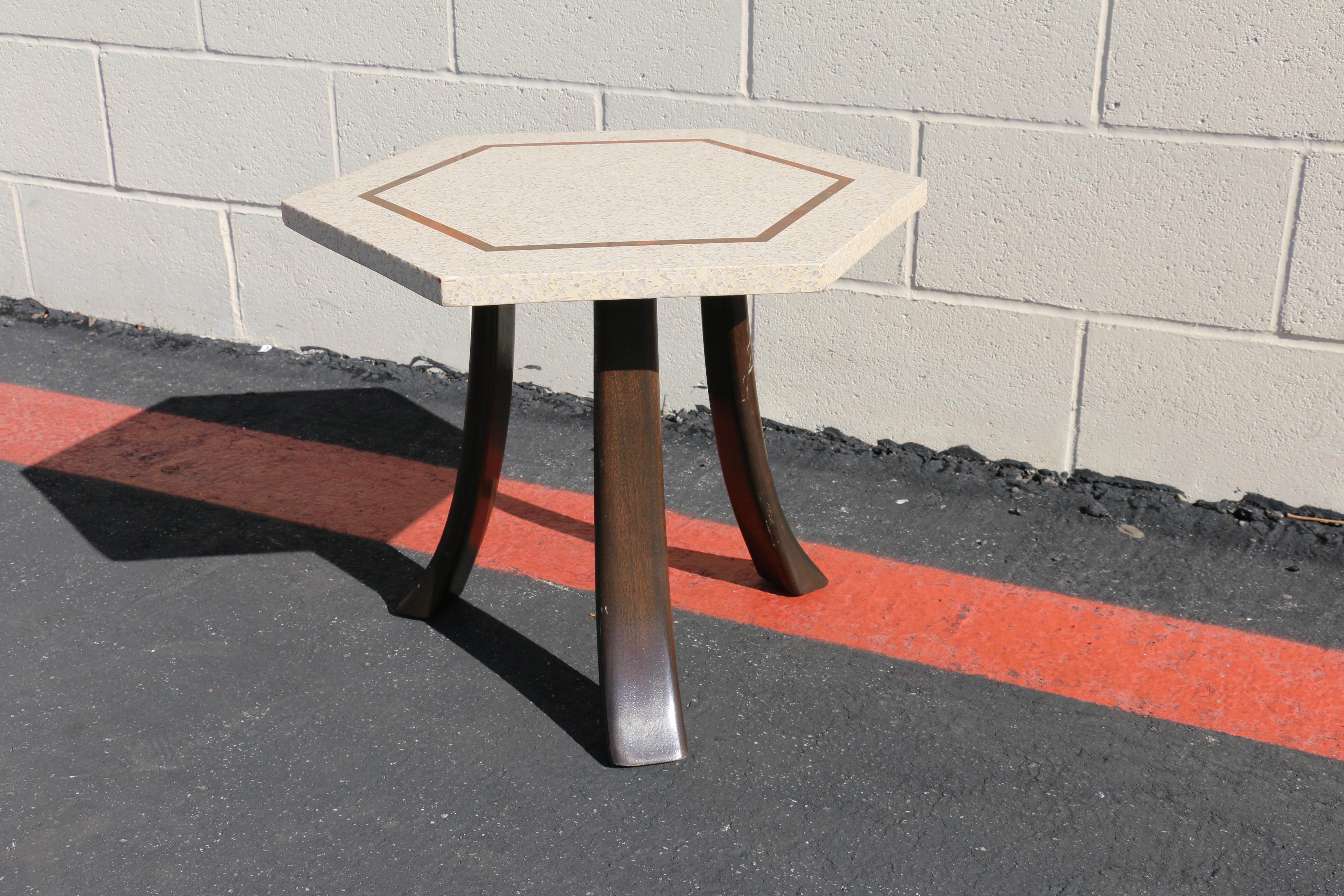 Vintage 1950s Harvey Probber Hexagonal Side Table – Terrazzo Top & Brass Inlay Bon état - En vente à North Hollywood, CA