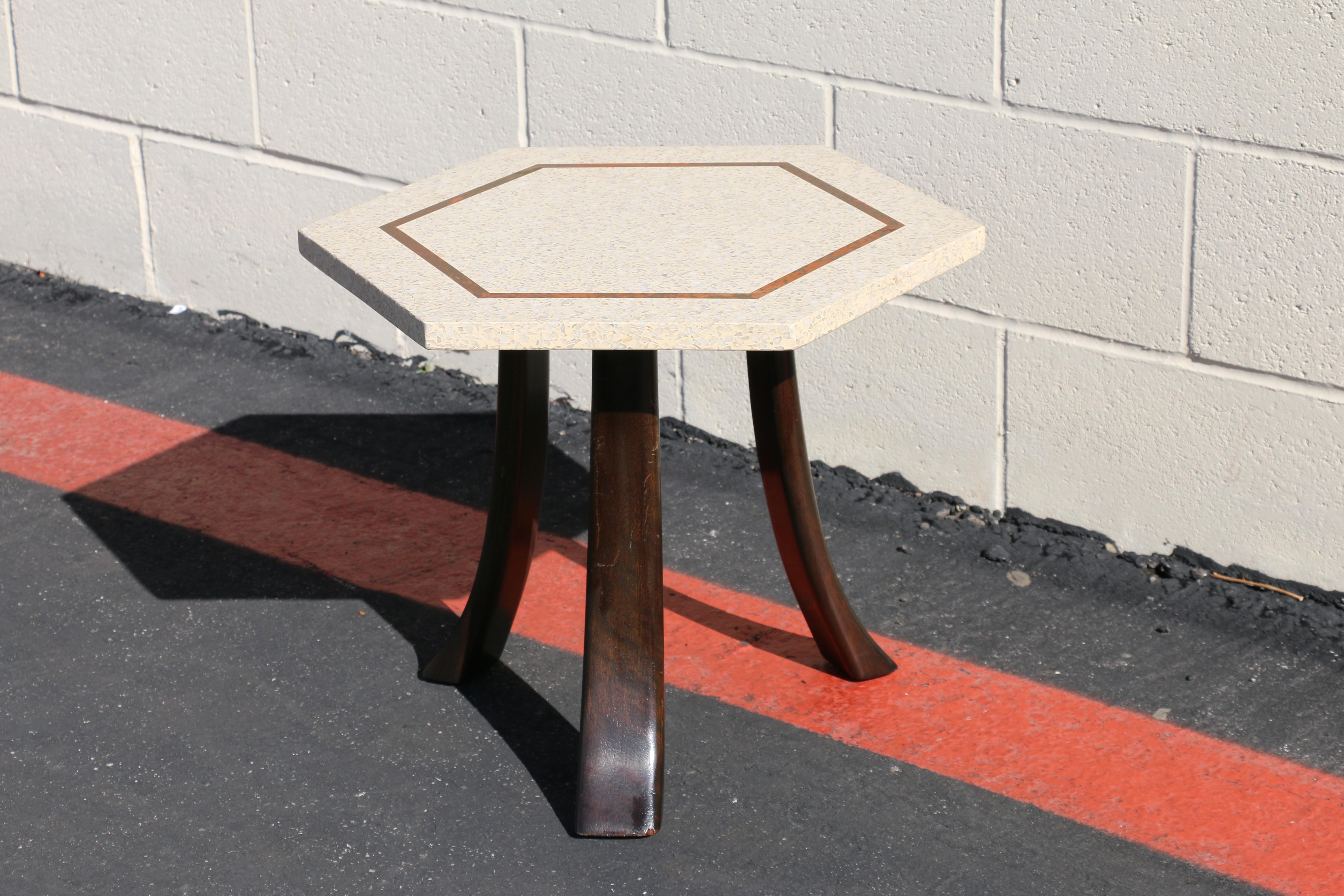 Milieu du XXe siècle Vintage 1950s Harvey Probber Hexagonal Side Table – Terrazzo Top & Brass Inlay en vente