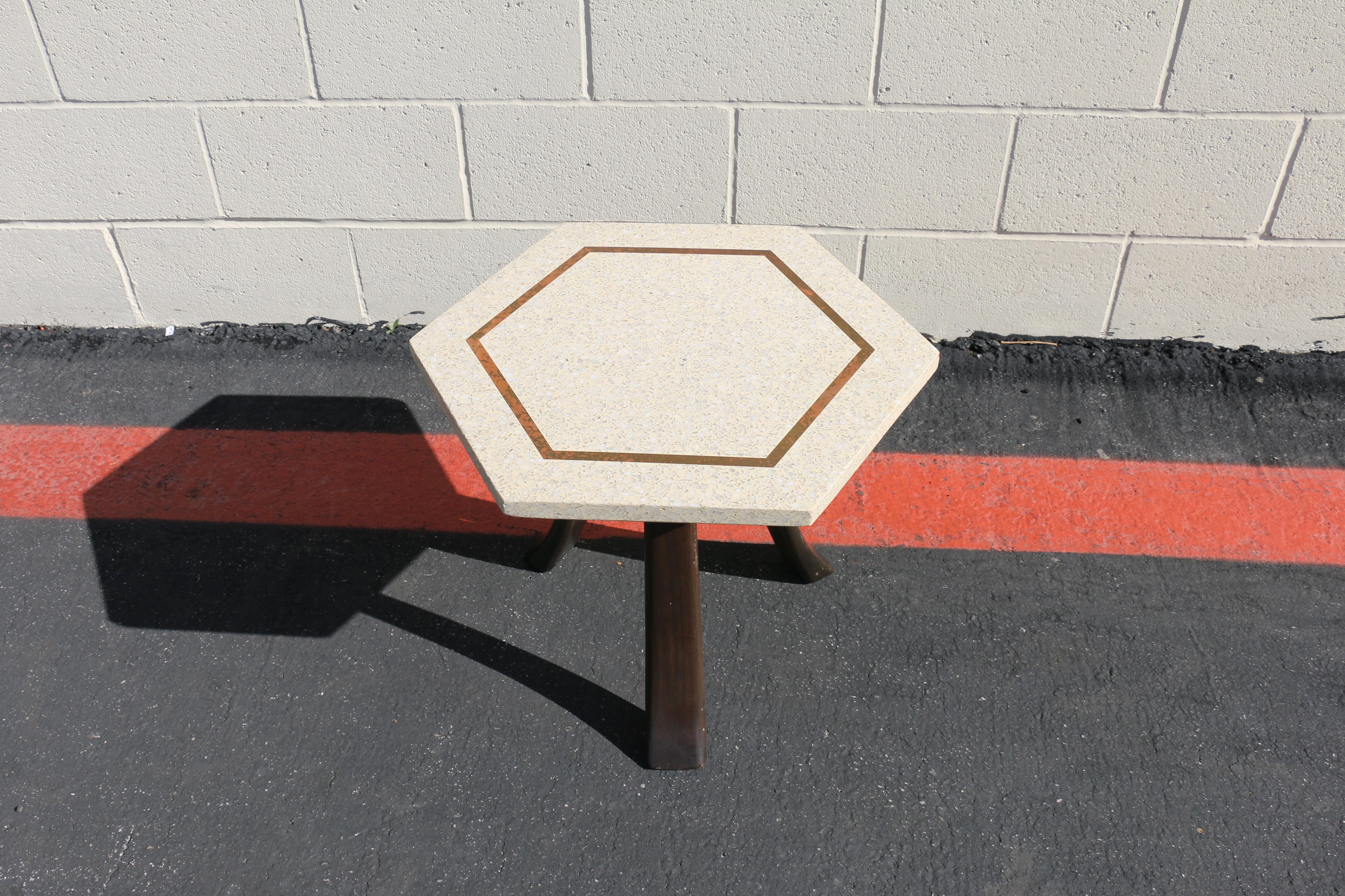 Vintage 1950s Harvey Probber Hexagonal Side Table – Terrazzo Top & Brass Inlay en vente 1