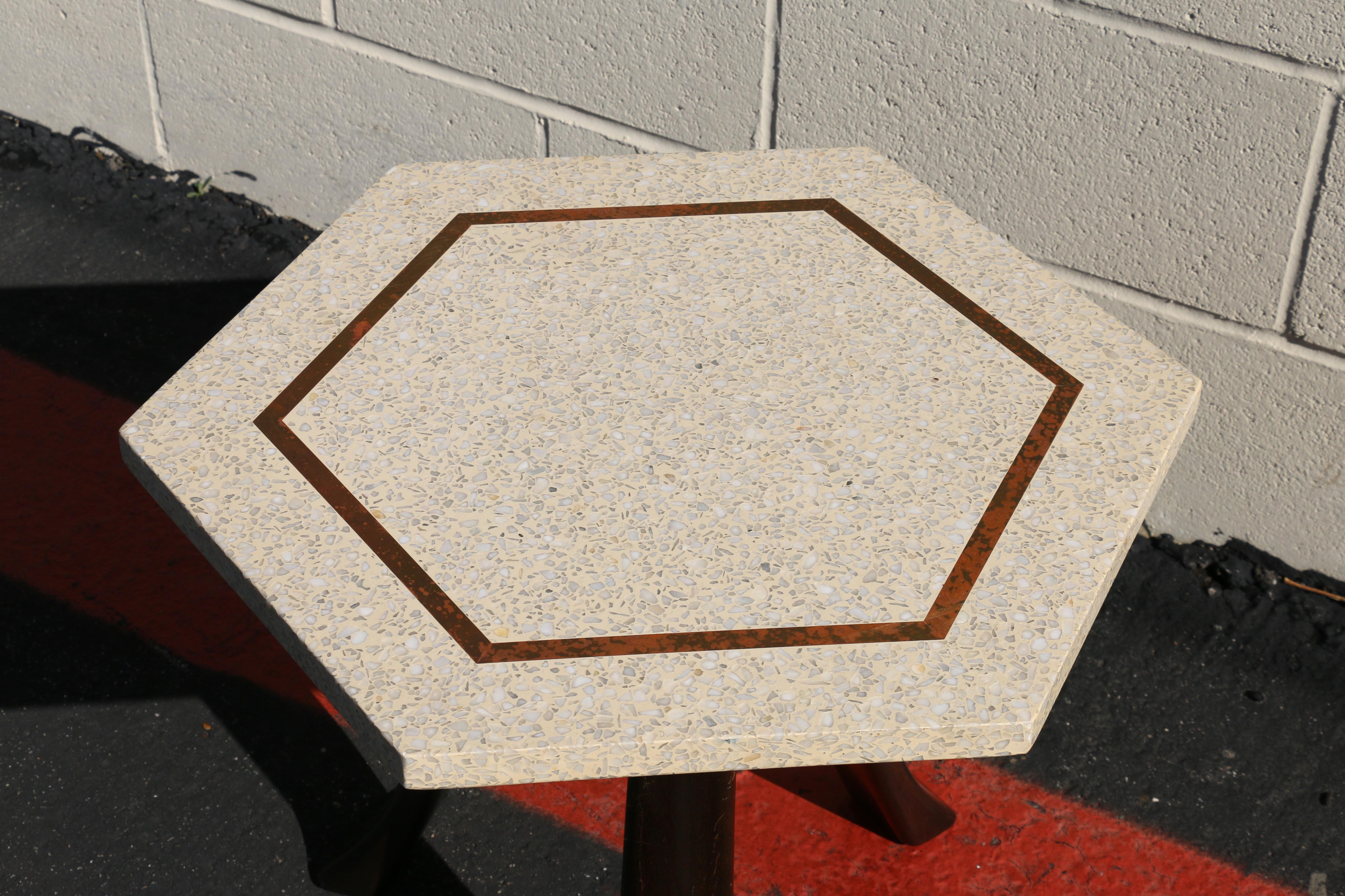 Vintage 1950s Harvey Probber Hexagonal Side Table – Terrazzo Top & Brass Inlay en vente 2