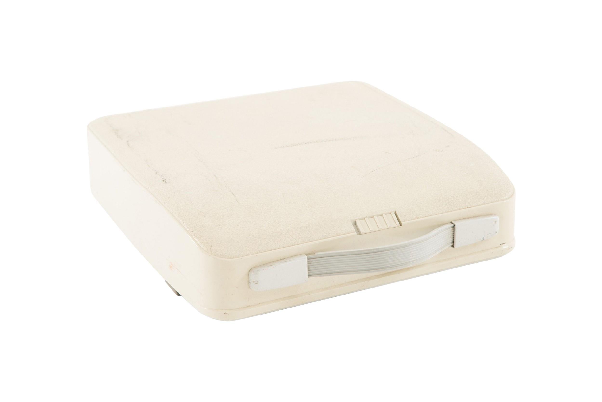 Vintage 1950s Hermes Rocket portable machine à écrire en plastique beige avec carré blanc  clés en plastique et étui d'origine en plastique beige assorti