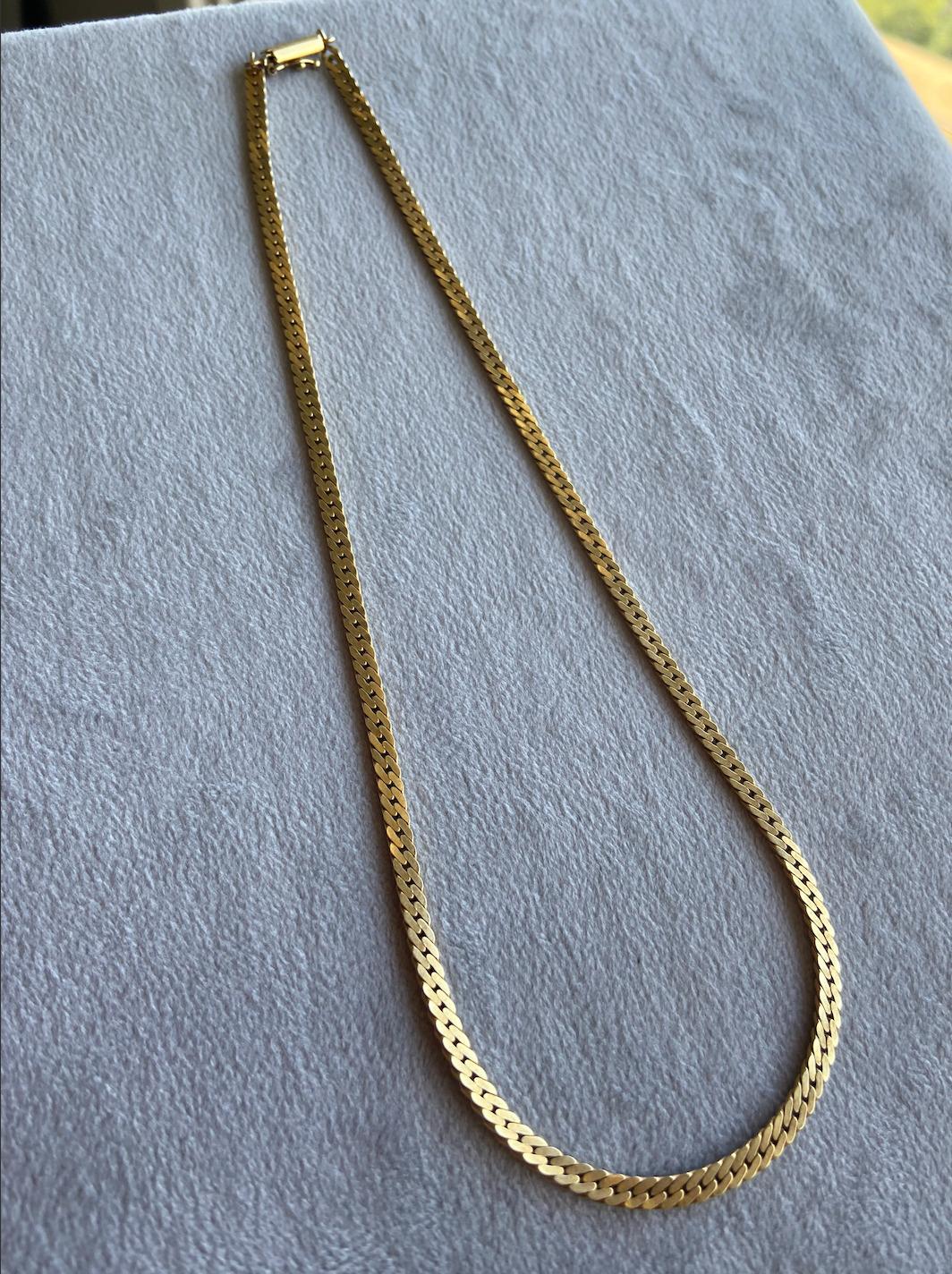 This necklace is masculine and timeless. Made in the 1950s, this piece is unisex. 

-14k Green Gold (a deeper yellow hue then 'yellow' gold)
-3.2mm width
-18