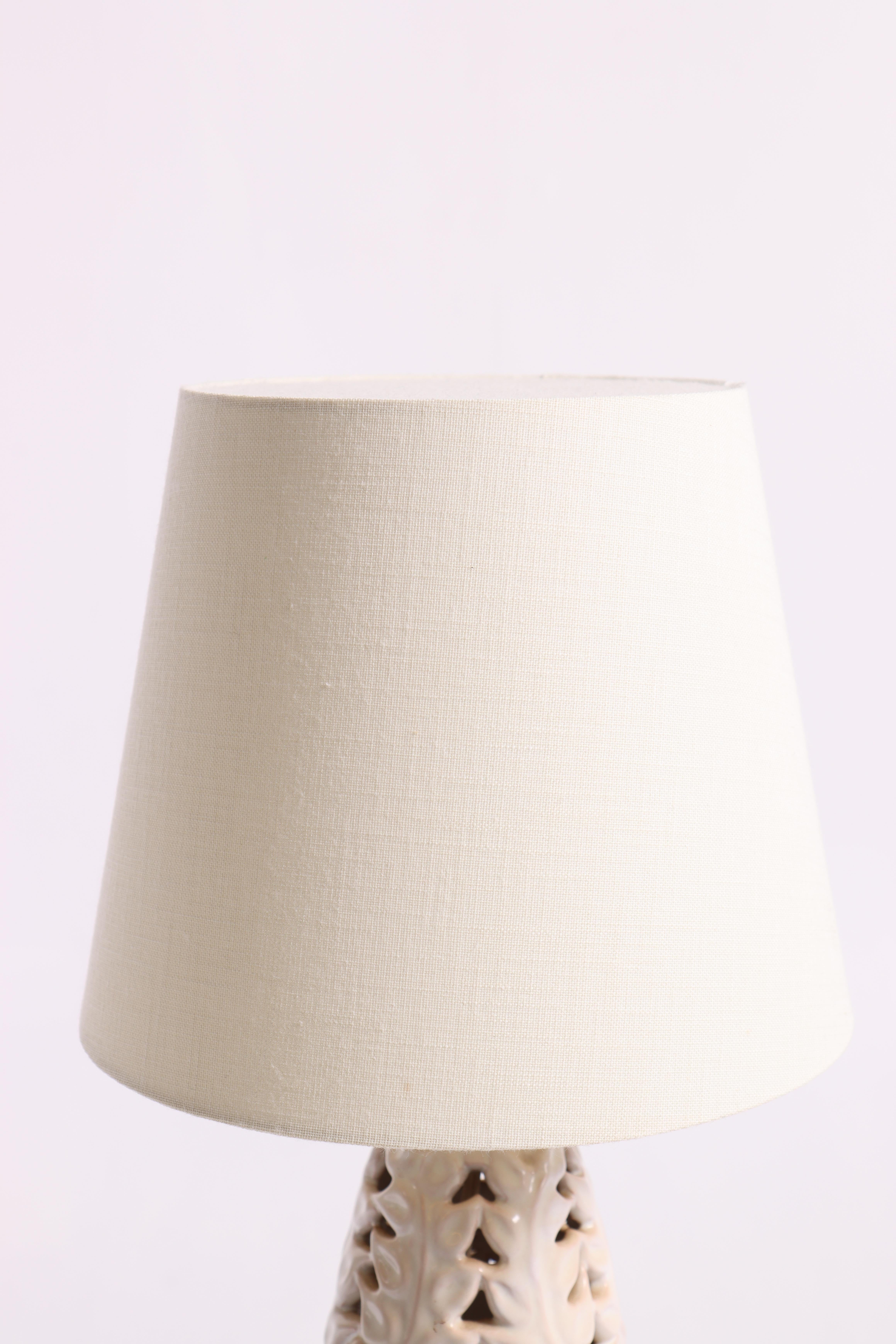 Hjorth Keramik-Tischlampe aus Bornholm, Vintage, 1950er Jahre, Vintage, mit neuem Schirm und US-Stecker (Mitte des 20. Jahrhunderts) im Angebot