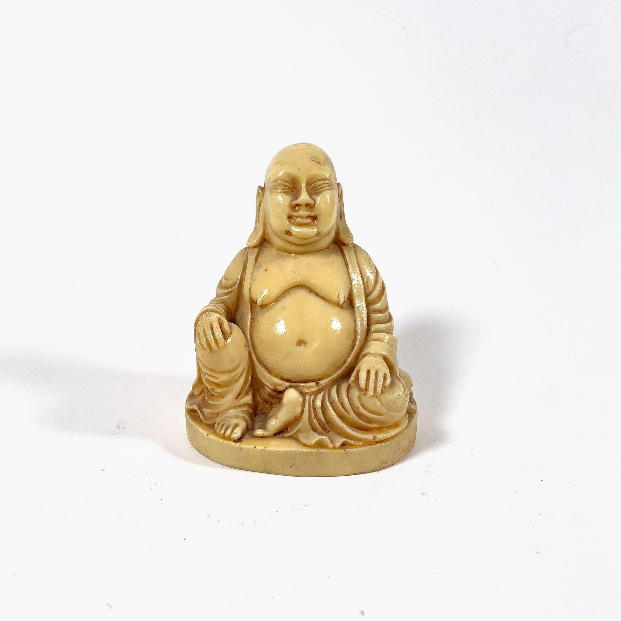 Plongez votre espace de vie dans un sentiment de tranquillité et de beauté artistique avec cette sculpture de Bouddha en corne vintage des années 1950. Fabriquée en corne avec des détails exquis, cette pièce unique incarne la sérénité et la