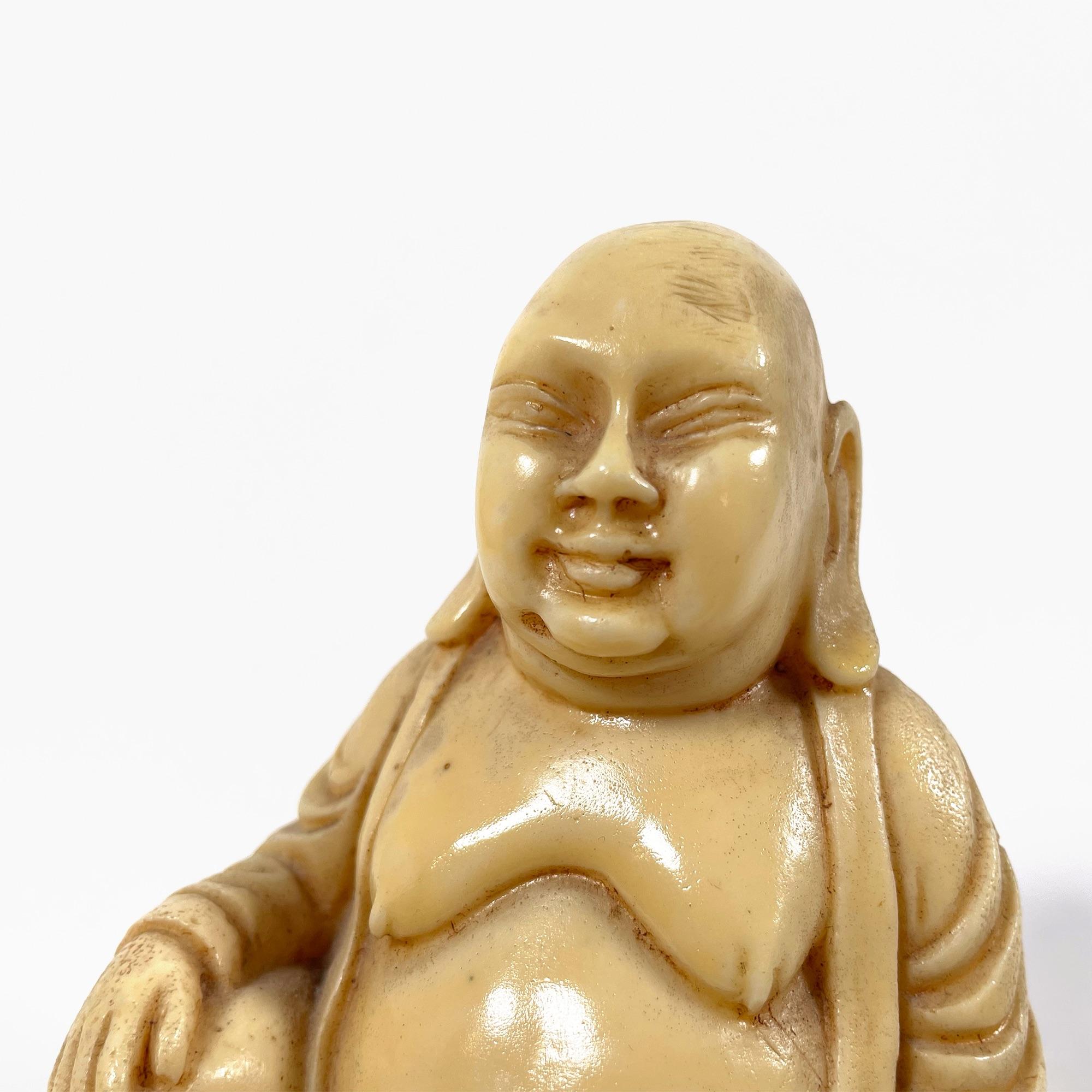 20ième siècle Sculpture de Bouddha en corne des années 1950 en vente