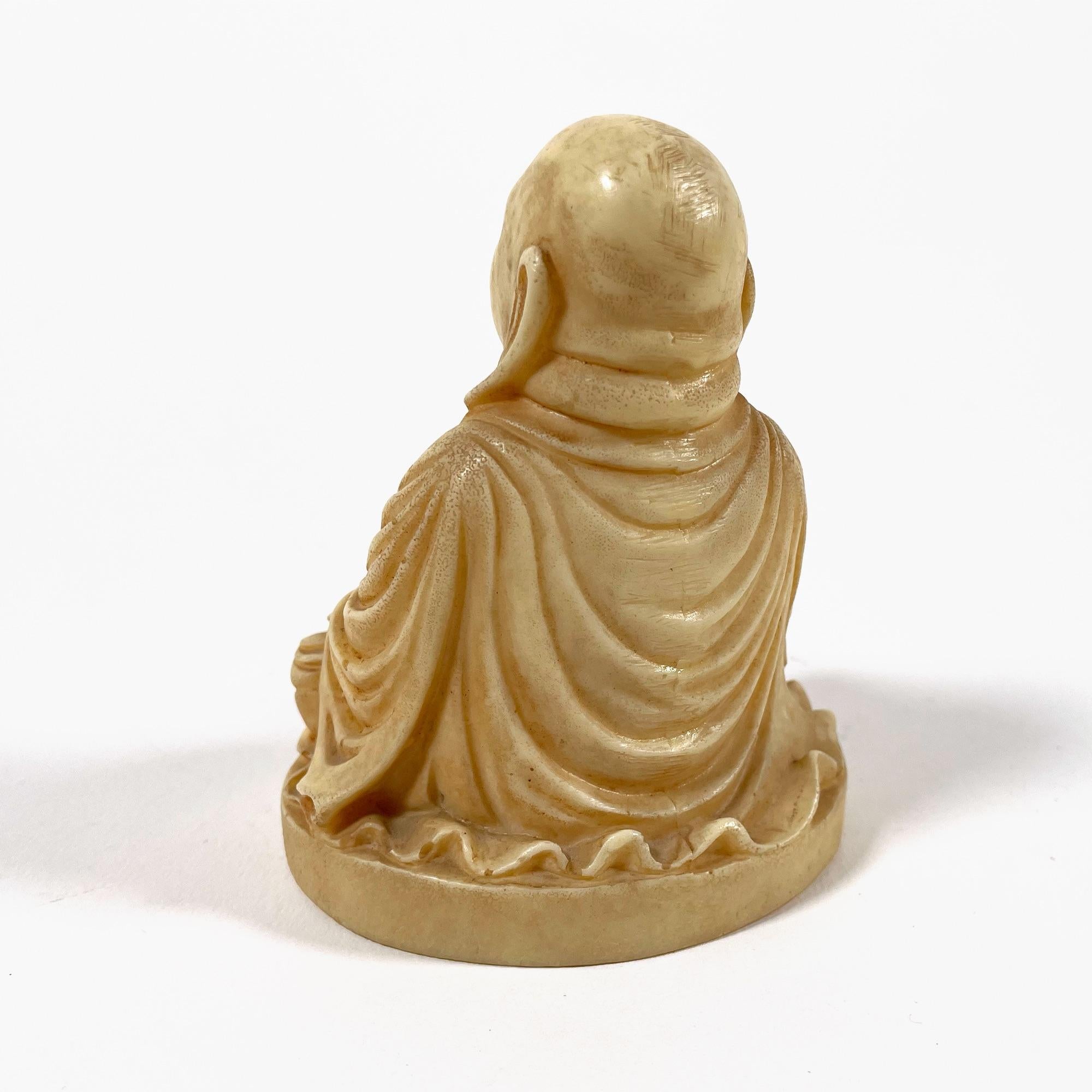 Sculpture de Bouddha en corne des années 1950 en vente 1