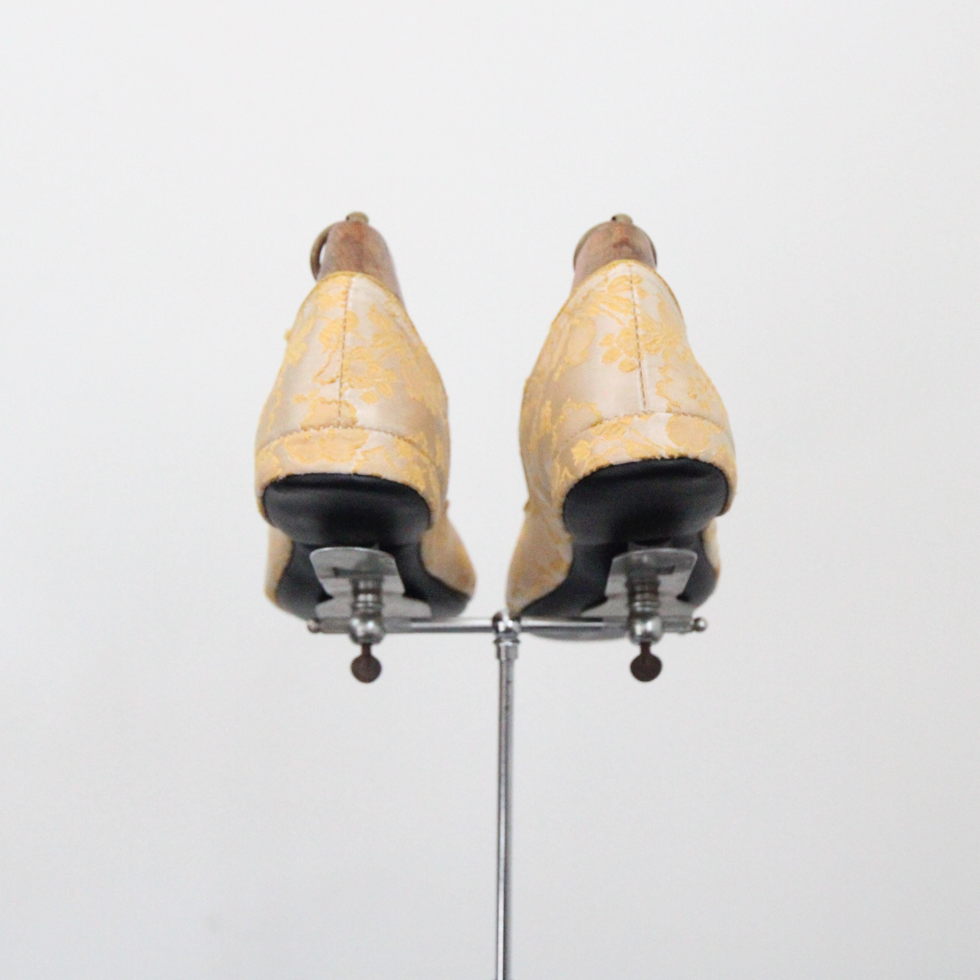 Zapatillas de casa vintage años 50 Brocado amarillo Zapatillas de satén UK 6 US 8 EU 39 Beige en venta