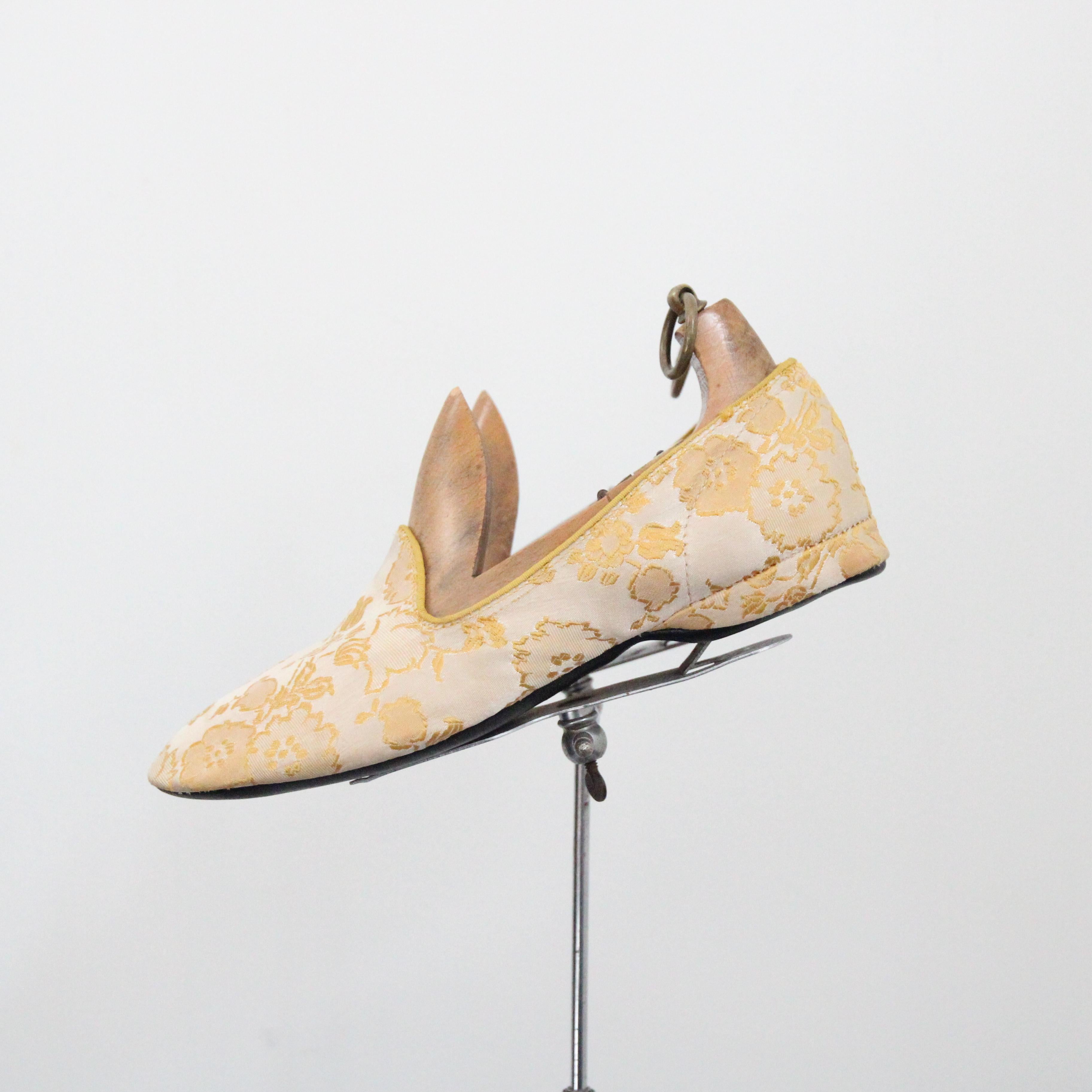 Zapatillas de casa vintage años 50 Brocado amarillo Zapatillas de satén UK 6 US 8 EU 39 en Bueno estado para la venta en Cheltenham, GB