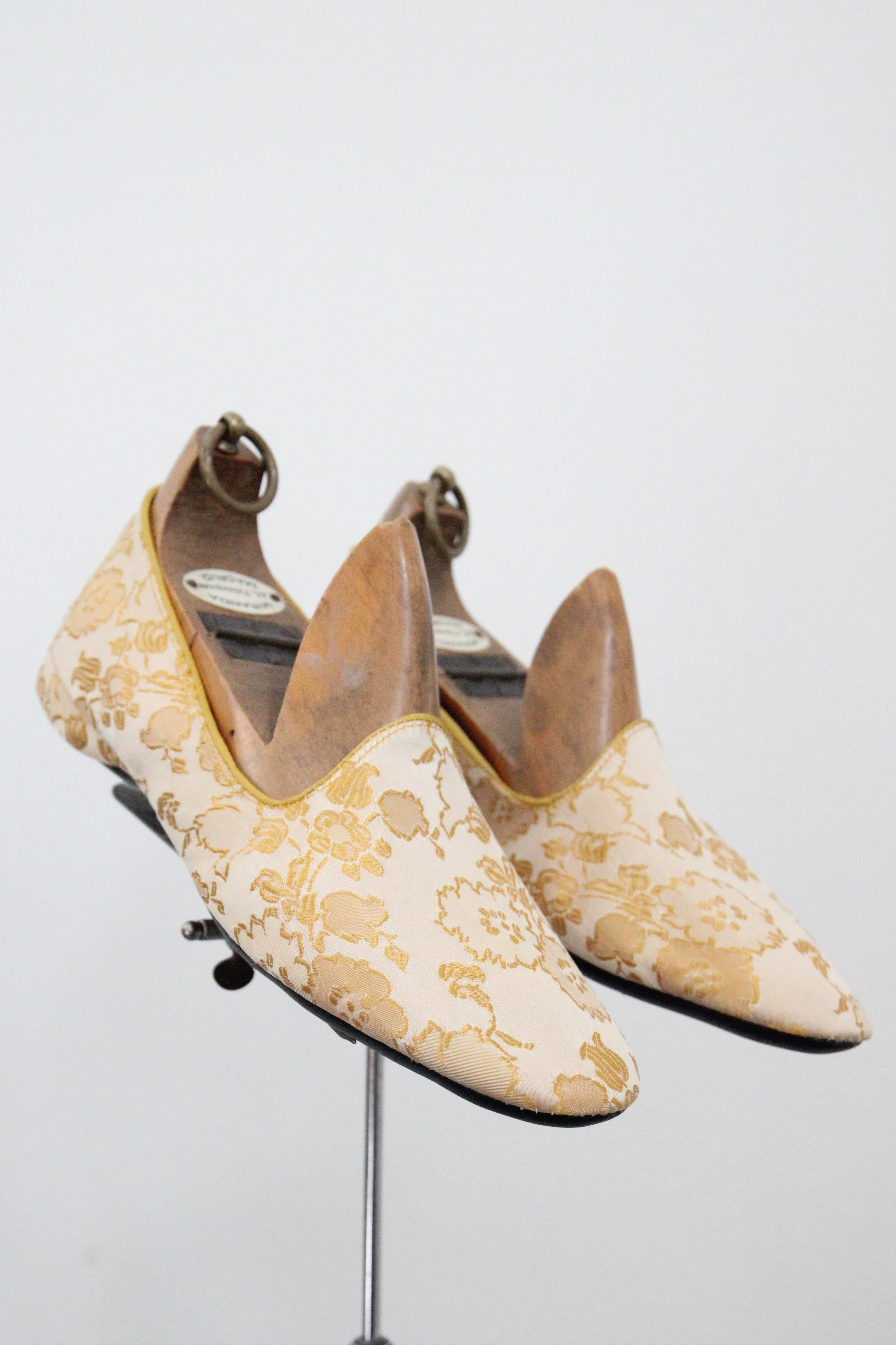 Zapatillas de casa vintage años 50 Brocado amarillo Zapatillas de satén UK 6 US 8 EU 39 en venta 1