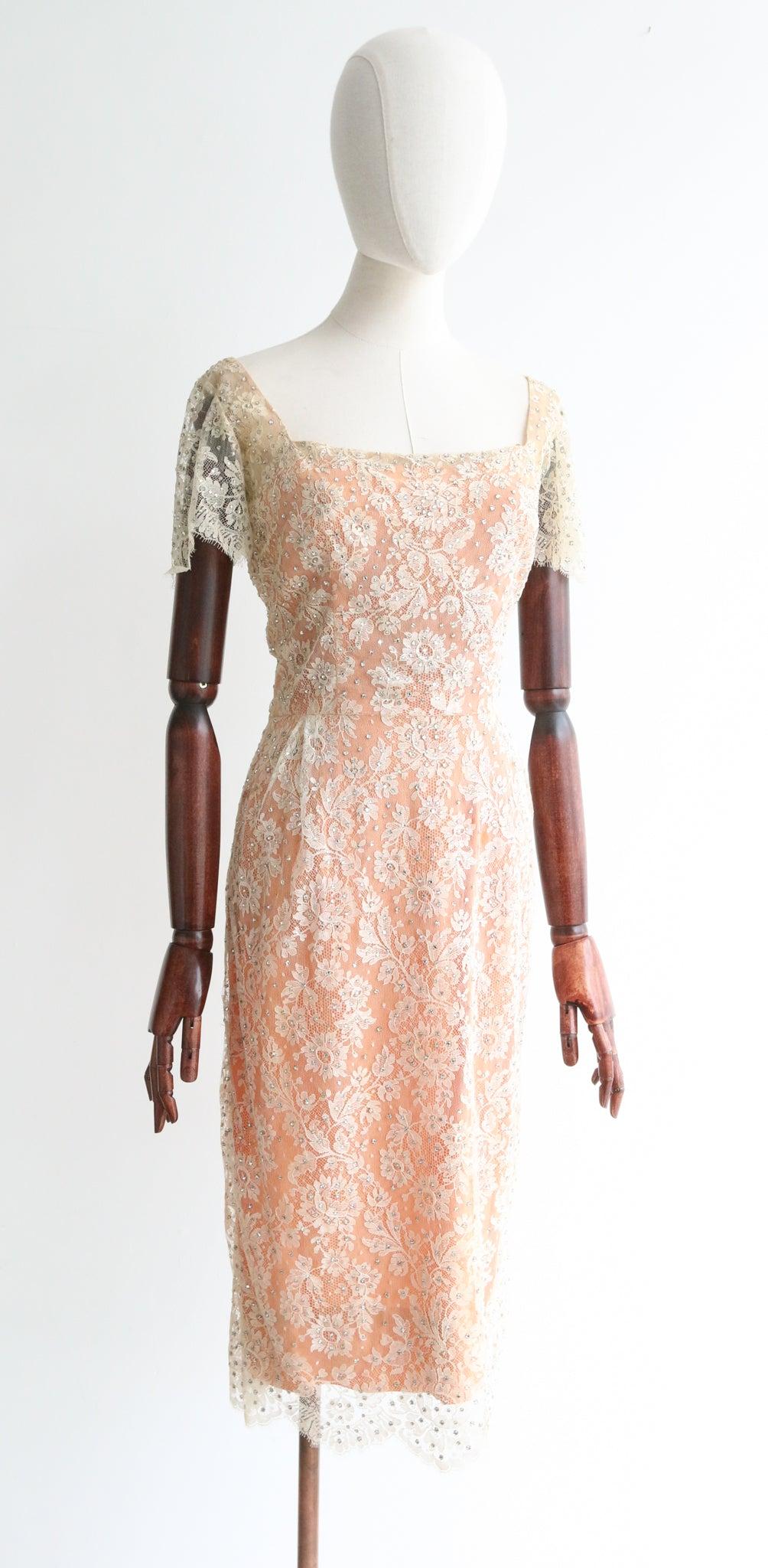 Vintage 1950er Howard Greer Kleid mit Spitze und Strassverzierung, UK 8 US 4 im Zustand „Gut“ im Angebot in Cheltenham, GB