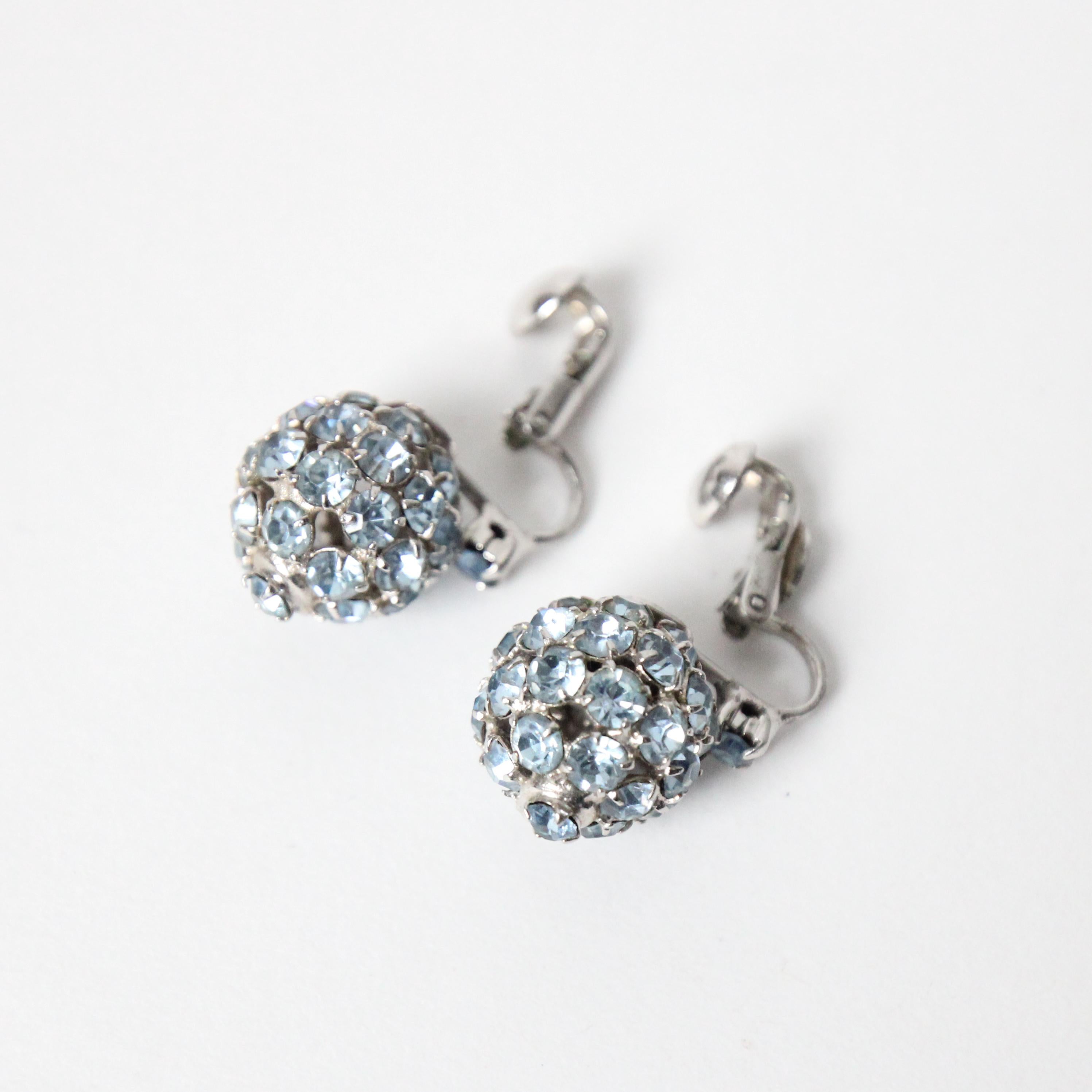 Vintage 1950's Ice Blue Rhinestone Kramer of New York Clip on Earrings In Good Condition For Sale In Cheltenham, GB