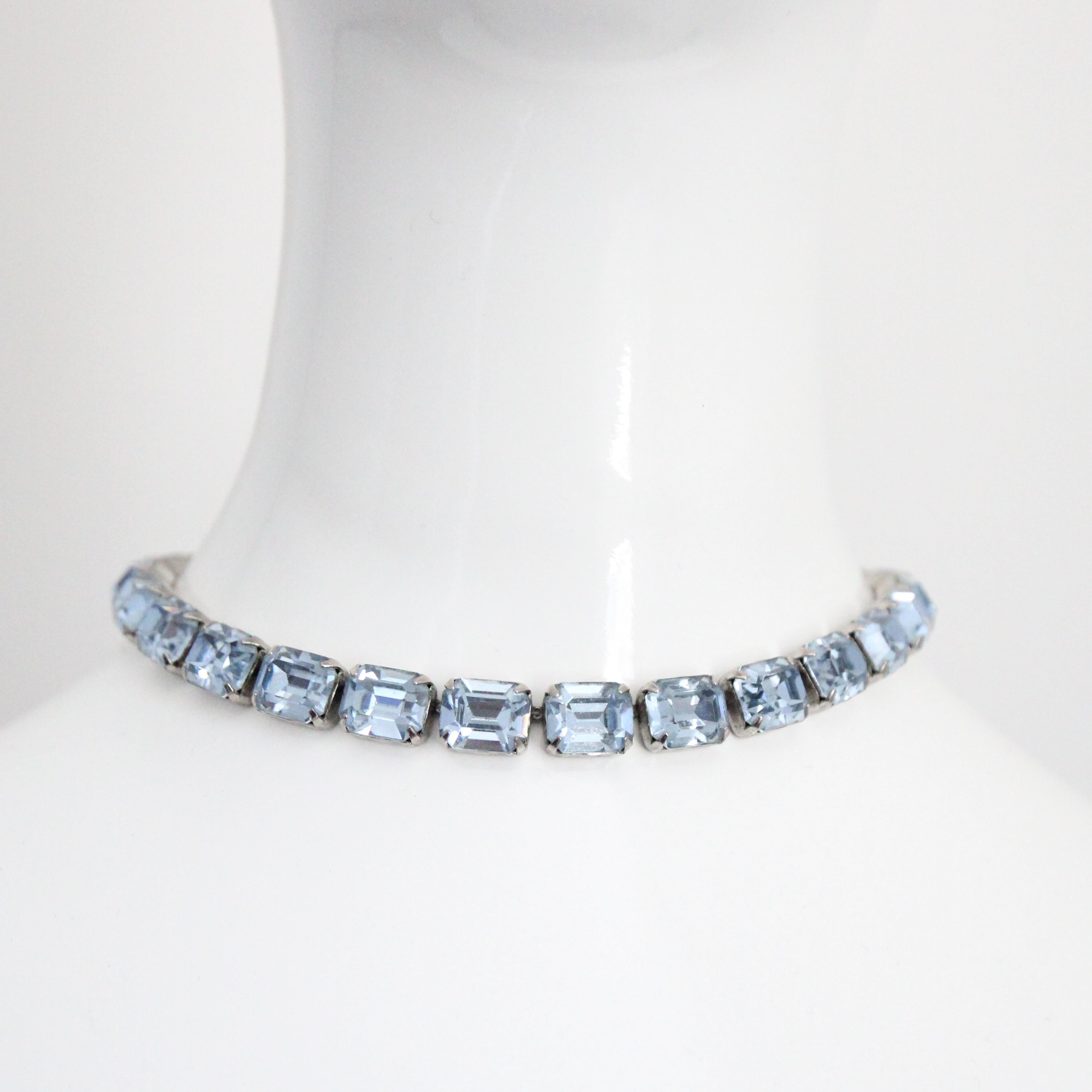 Ce tour de cou étincelant des années 1950, conçu par Weiss sur une base argentée sertie de griffes et entouré de strass bleus rayonnants et de strass circulaires plus petits le long de la chaîne de longueur réglable, est la pièce d'apparat parfaite