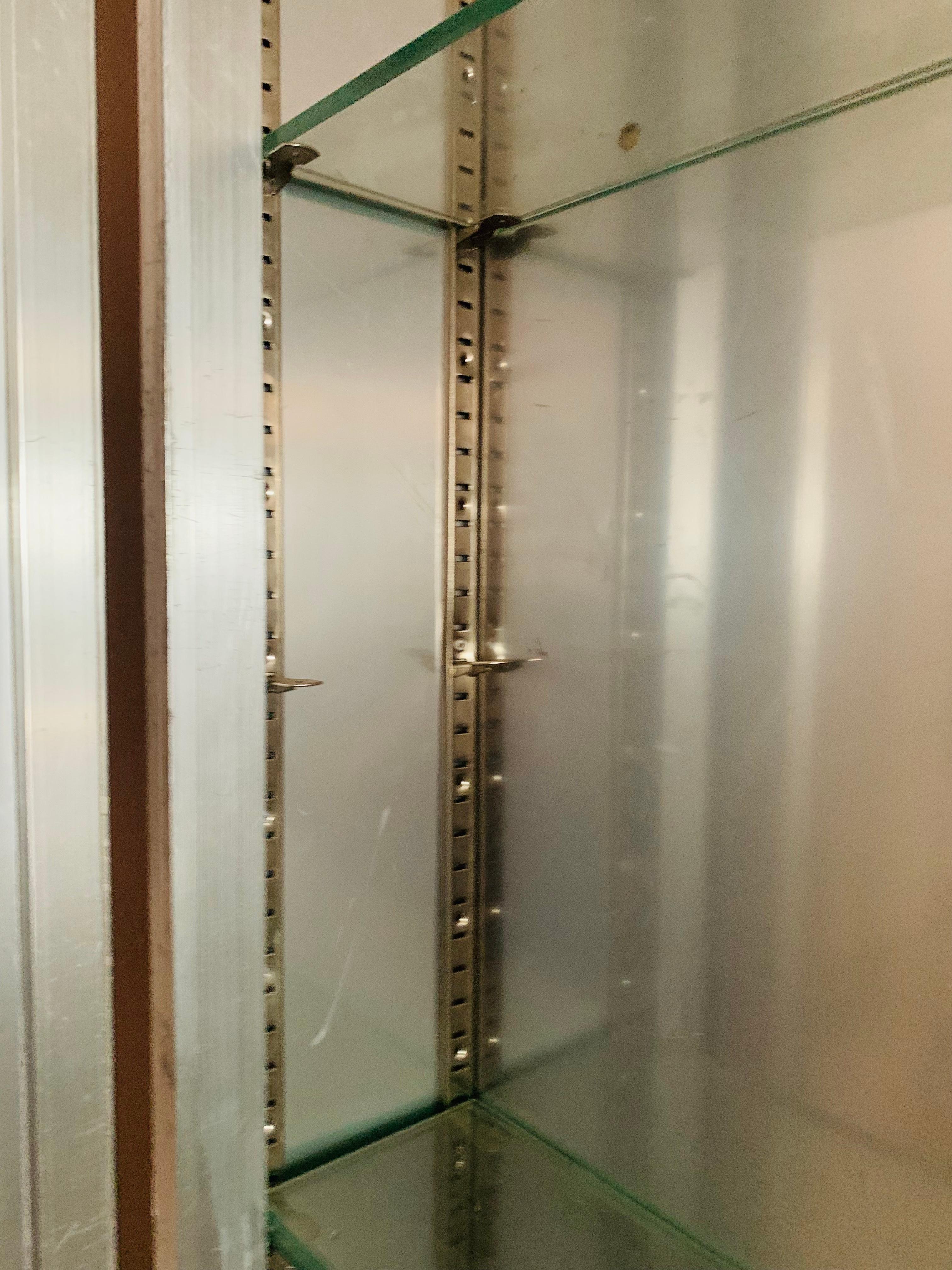Vintage 1950s Industrial Aluminium Wall Hanging Medicine Medical Cabinet en vente 5